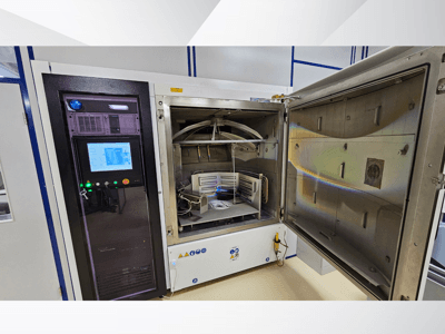 Markası bilinmeyen bir test odasının kontrol paneli, önden görünüm; dokunmatik ekranı, göstergeleri ve iç kısmı gösteren açık bir kapıyı gösterir.