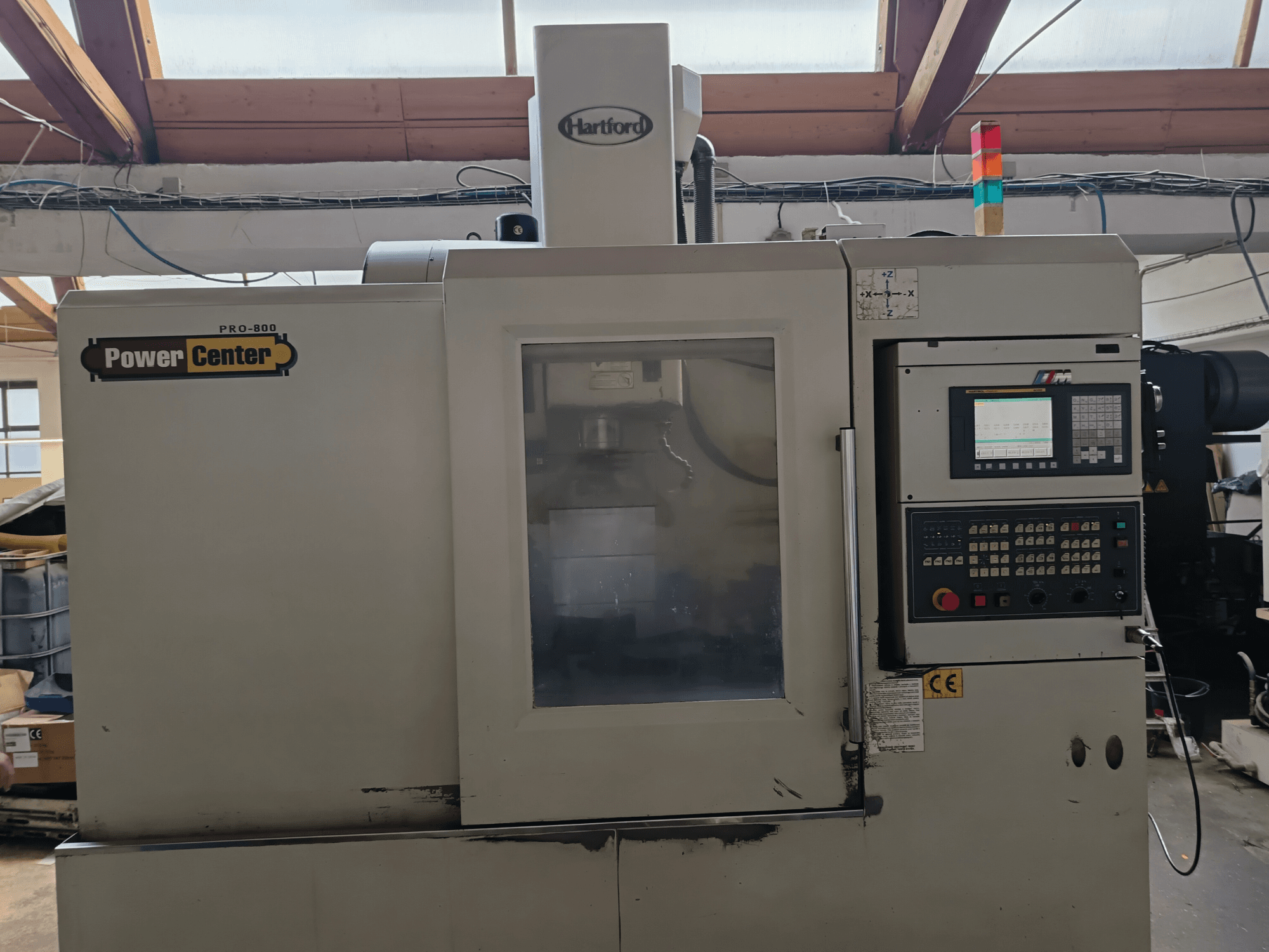 HARTFORD PRO-800A Dikey İşleme Merkezi, önden görünüm; kontrol paneli ve iç kısmı görebilmeyi sağlayan cam panel gösterilmektedir.