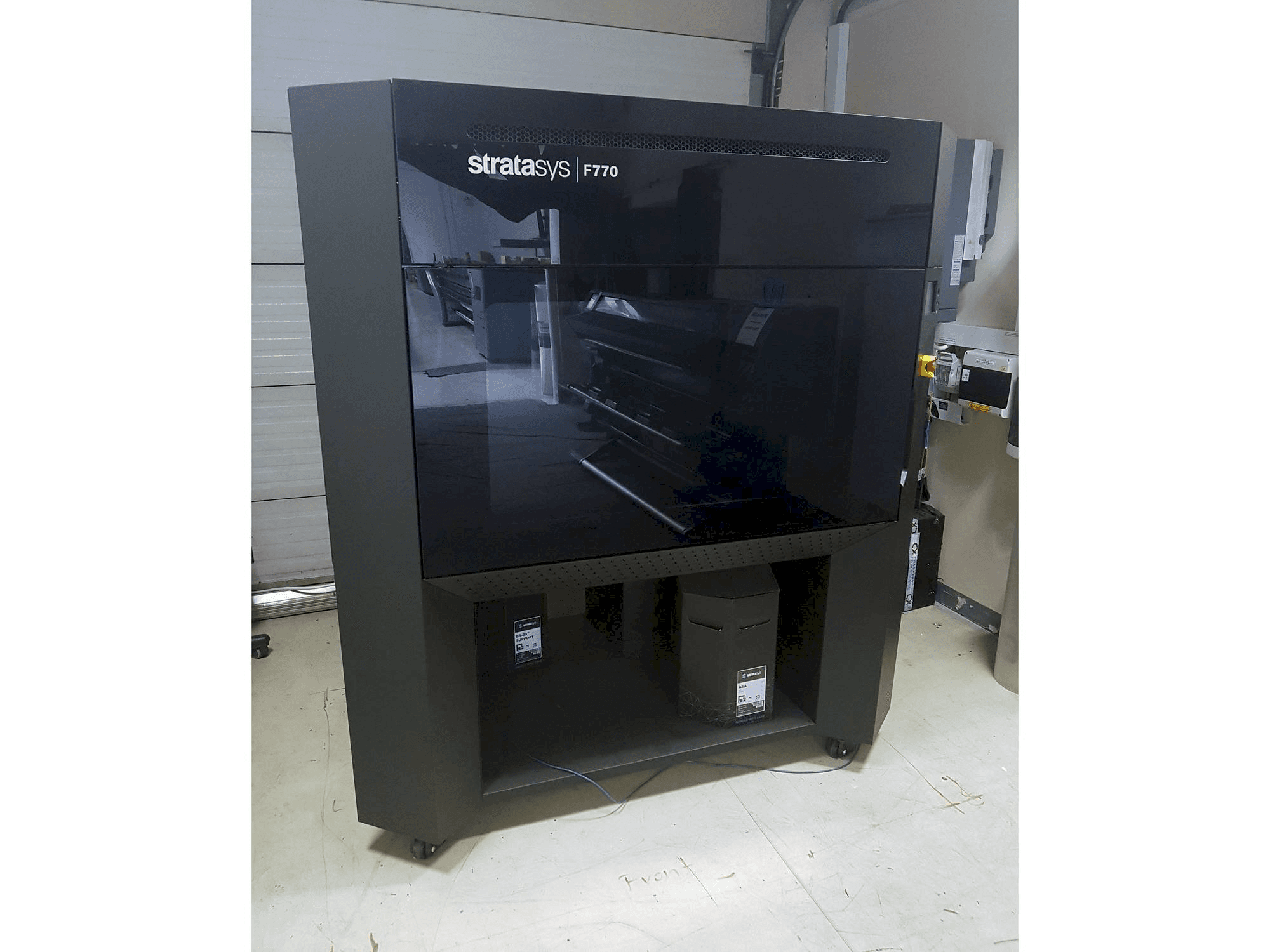 Makine Stratasys F770 - Önden görünüm