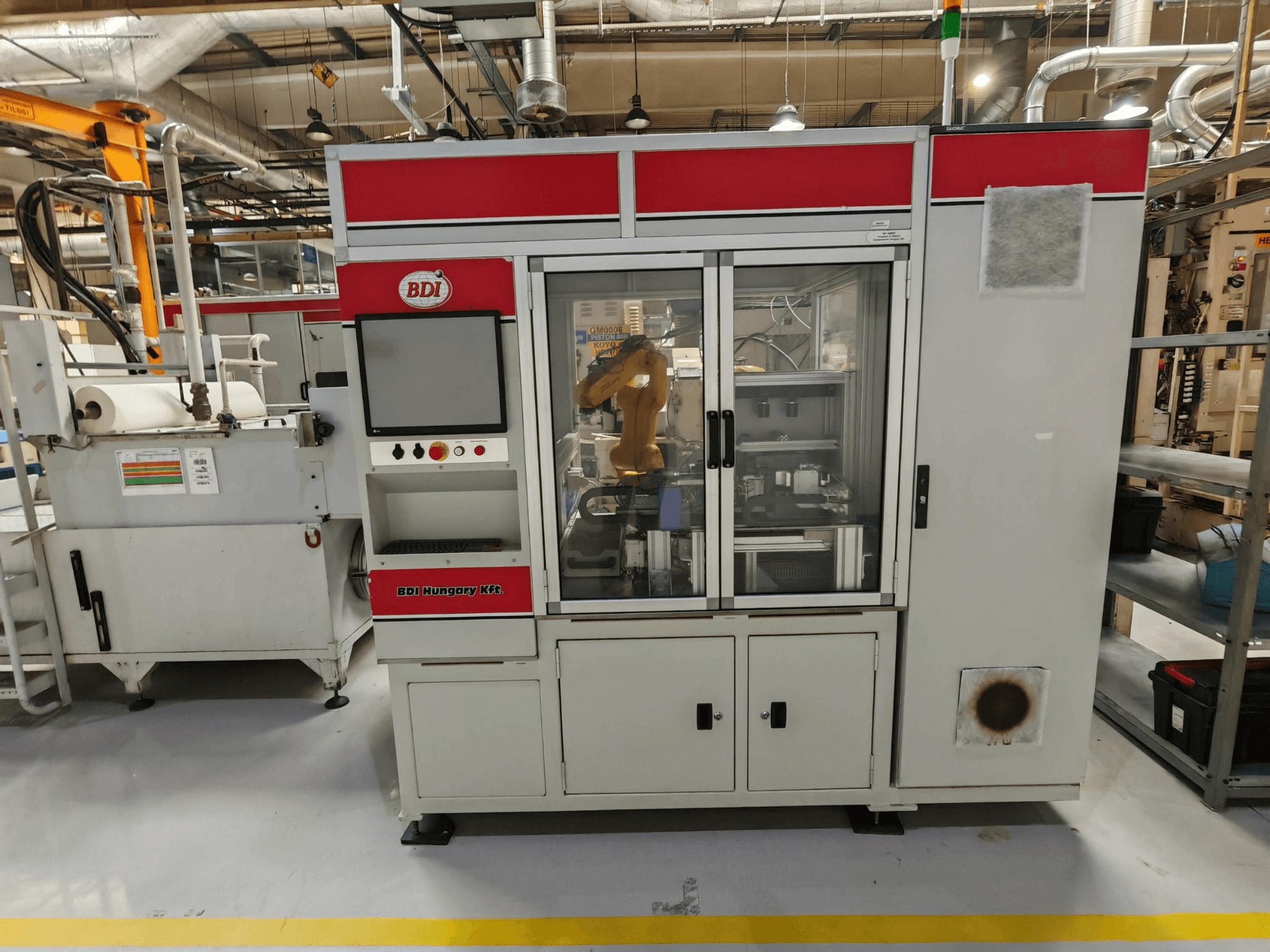 KOYO 4515C Merkezsiz Taşlama Makinesi, kontrol paneli ve robot kolunun görüldüğü ön görünüm, fabrika ortamında.