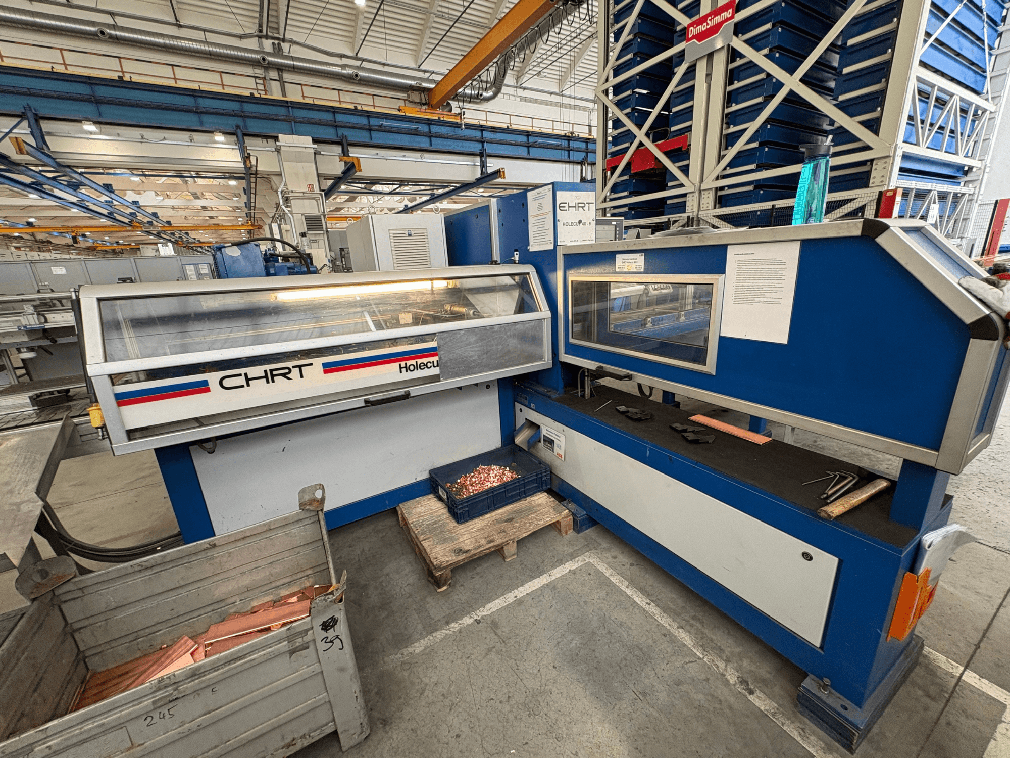 CNC delme makinesi EHRT Holecut 40-9, önden görünüm, kontrol paneli, metal kutu ve yanında bakır levhalar.