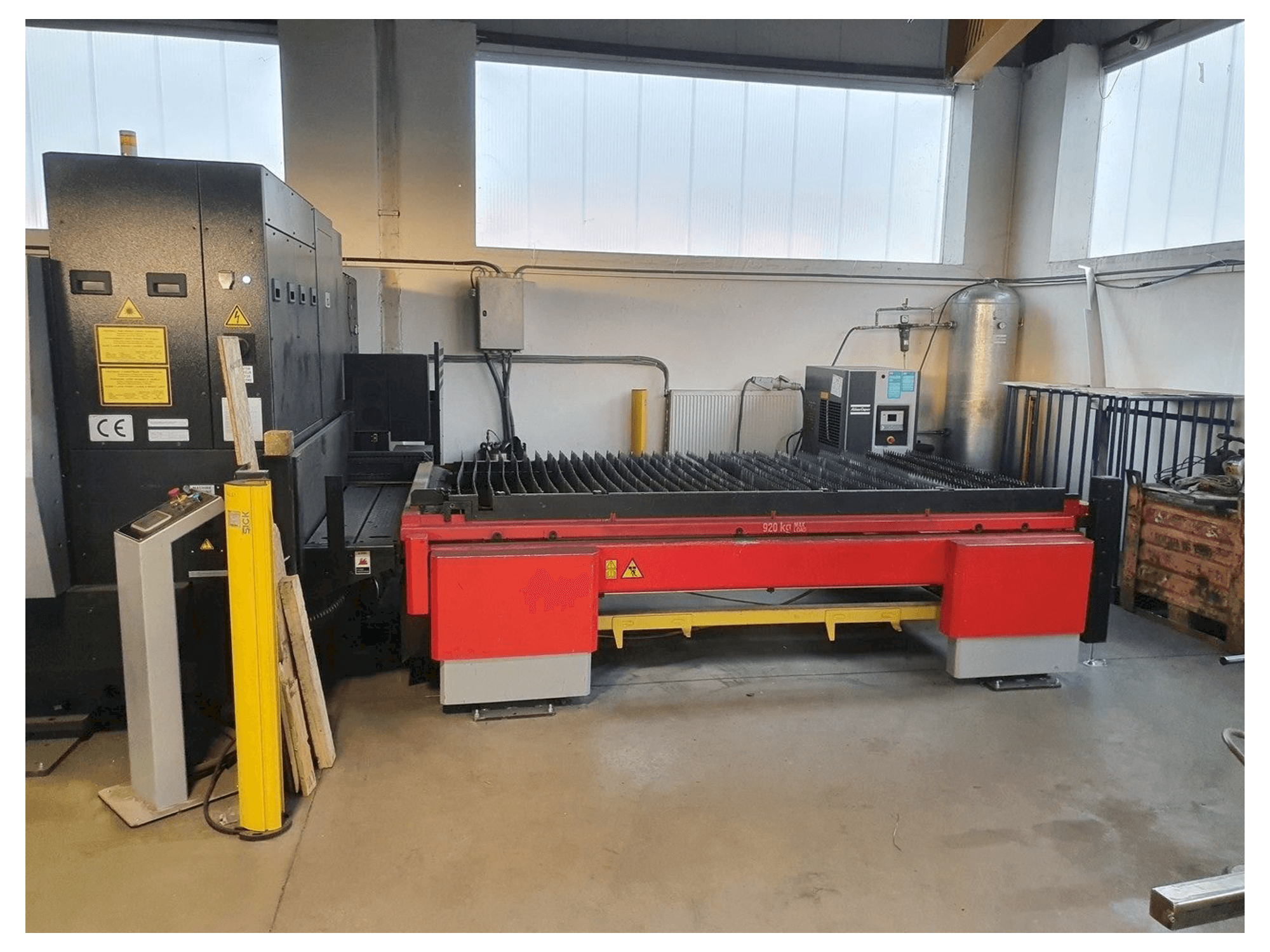 Makine AMADA 3015 AJ - Önden görünüm