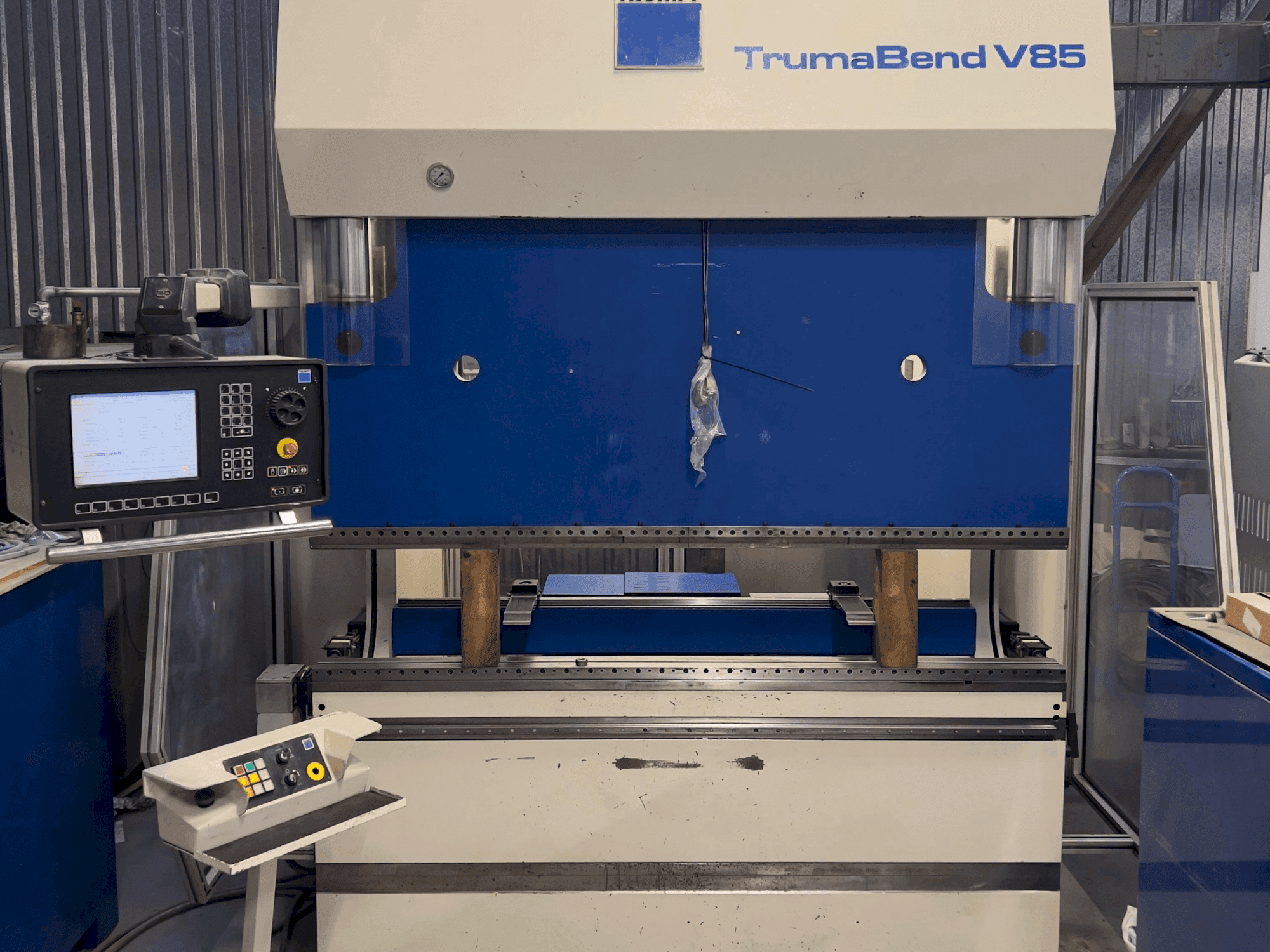 Makine TRUMPF TrumaBend V85 - Önden görünüm