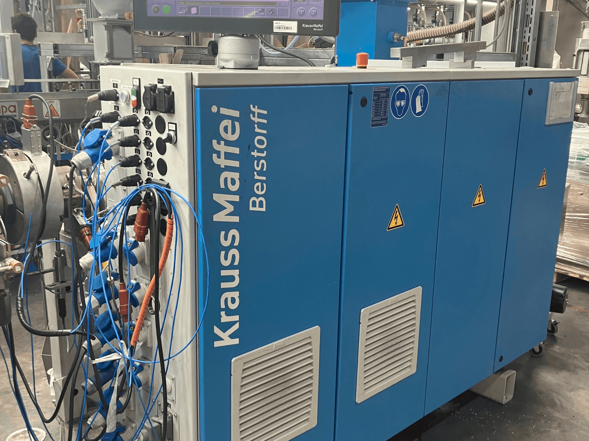 Makine Krauss Maffei KME 30-25 - Önden görünüm