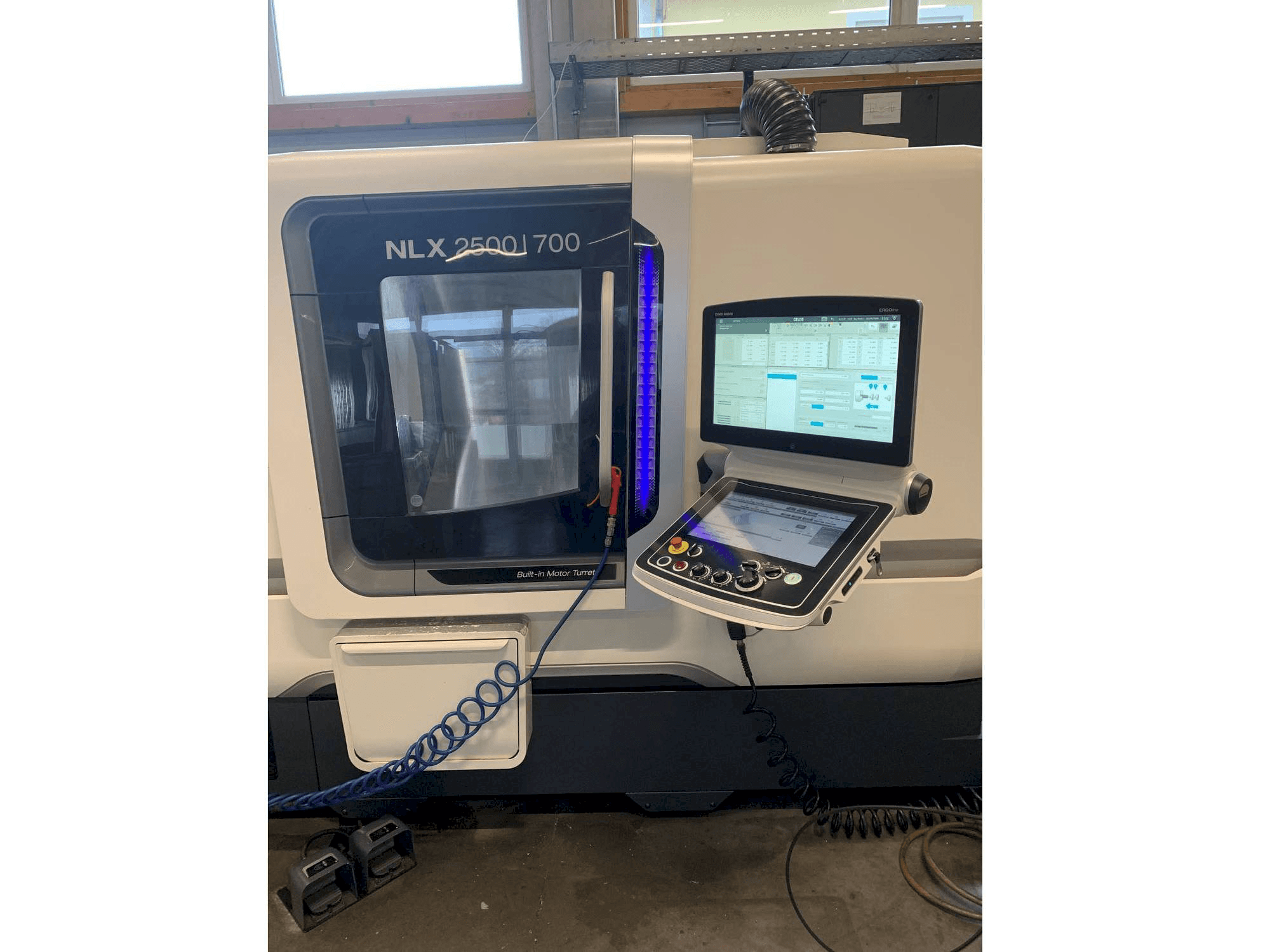 Makine DMG MORI NLX 2500/700 - Önden görünüm