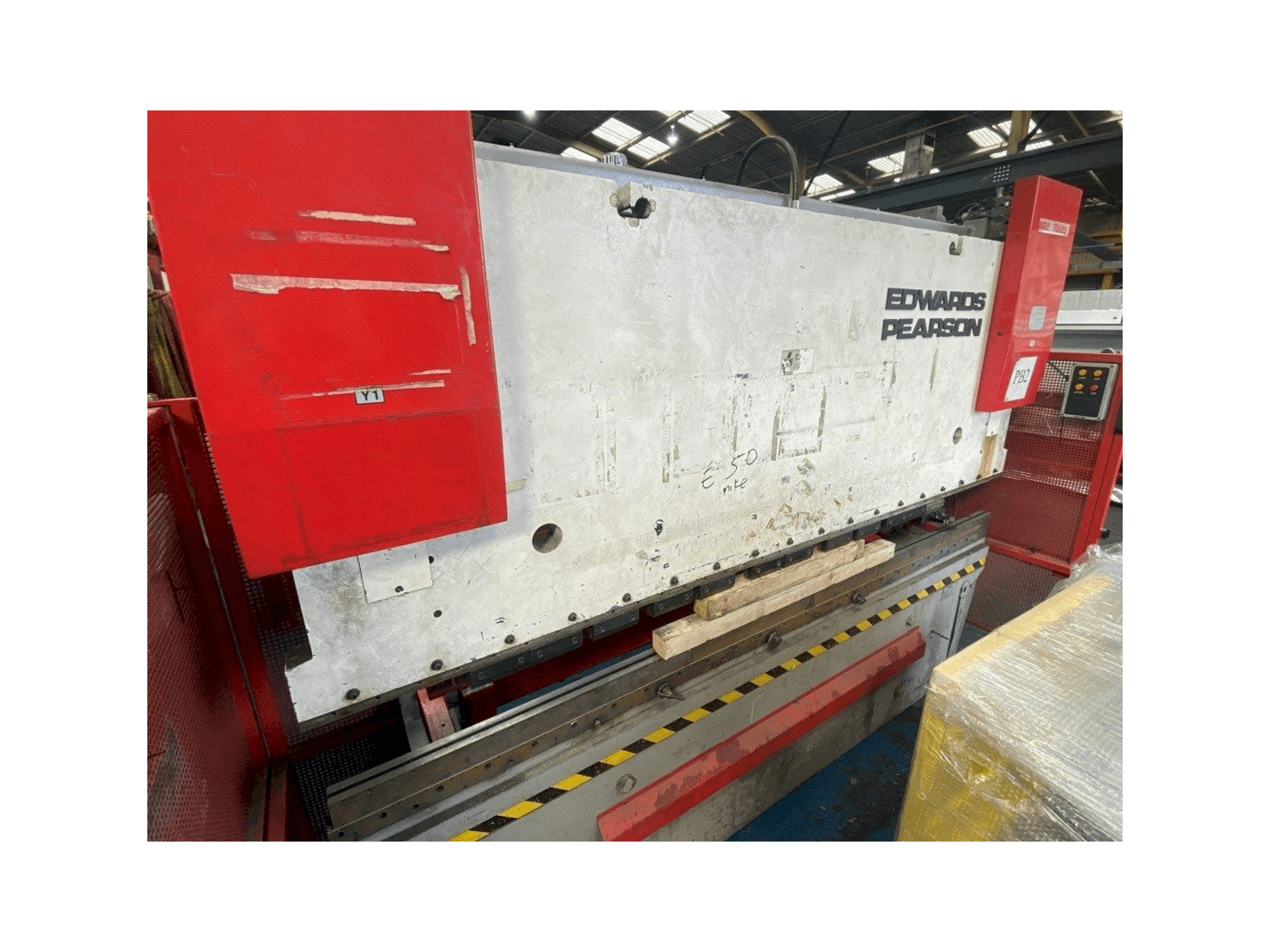 Makine EDWARDS PEARSON PR6 100/3100 - Önden görünüm