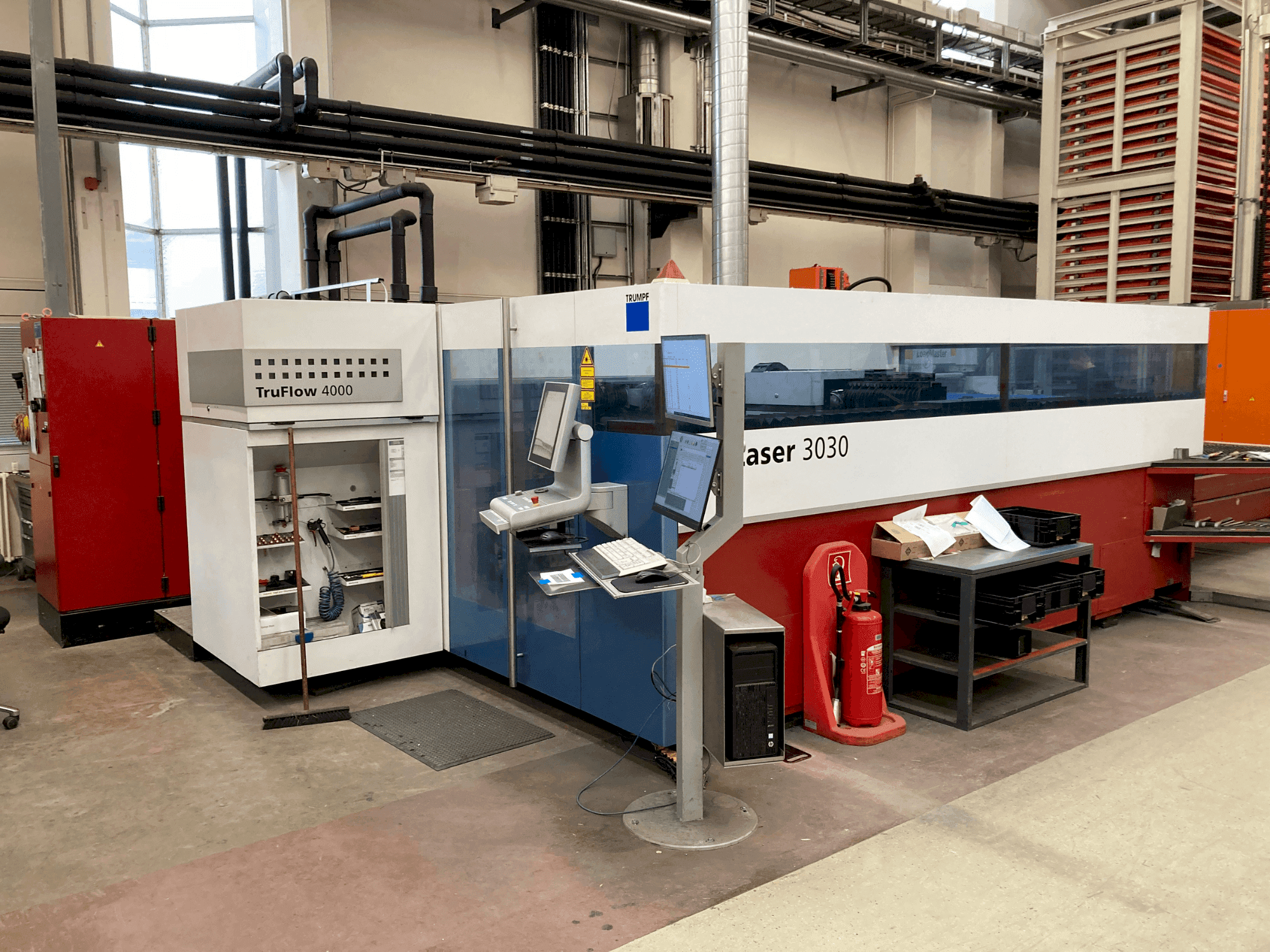 Makine TRUMPF TruLaser 3030 - Önden görünüm