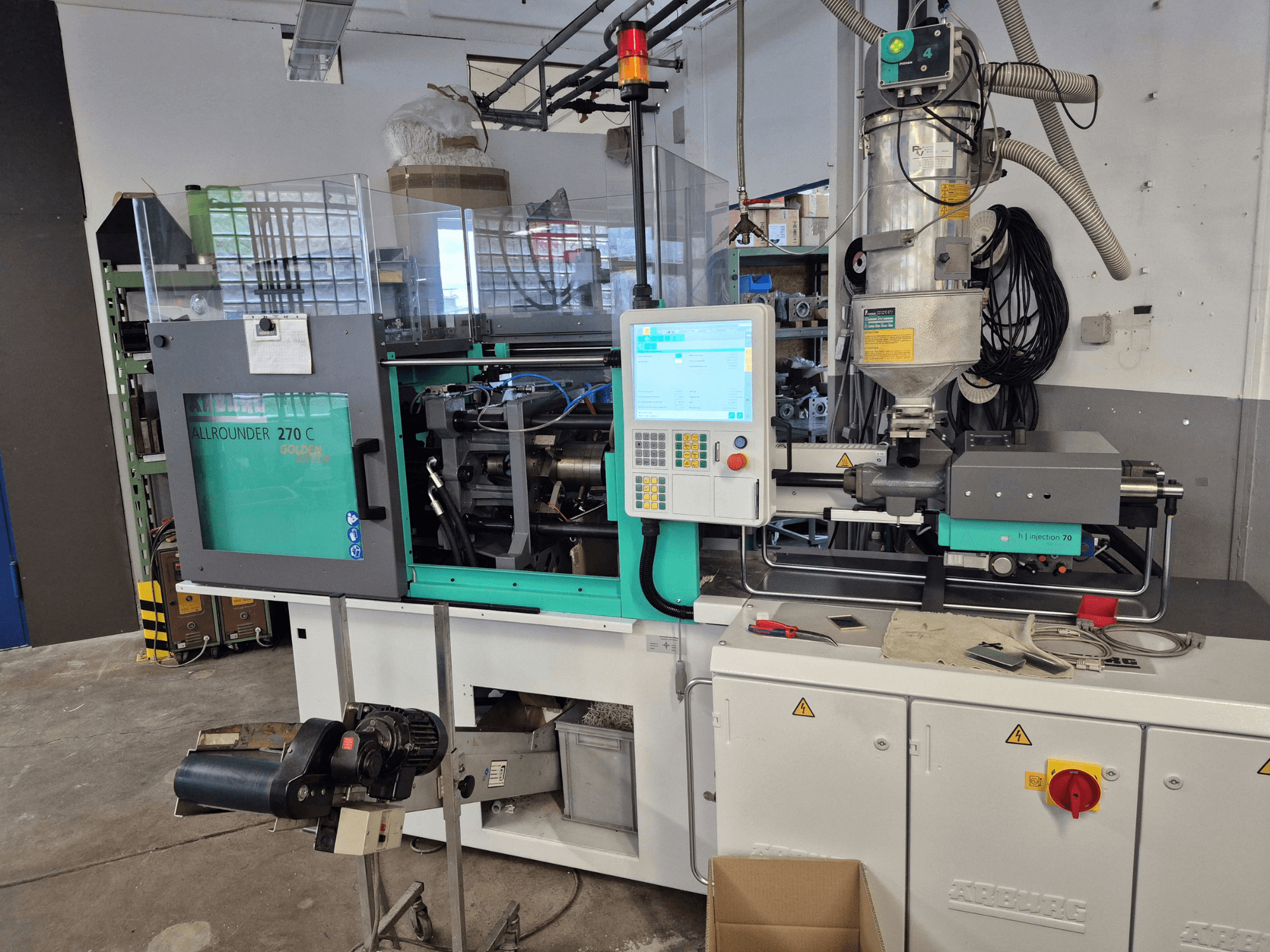 Arburg Allrounder 270 C 400-70 hidrolik enjeksiyon kalıplama makinesi; kontrol paneli ve malzeme haznesi görülebilen önden görünüm.