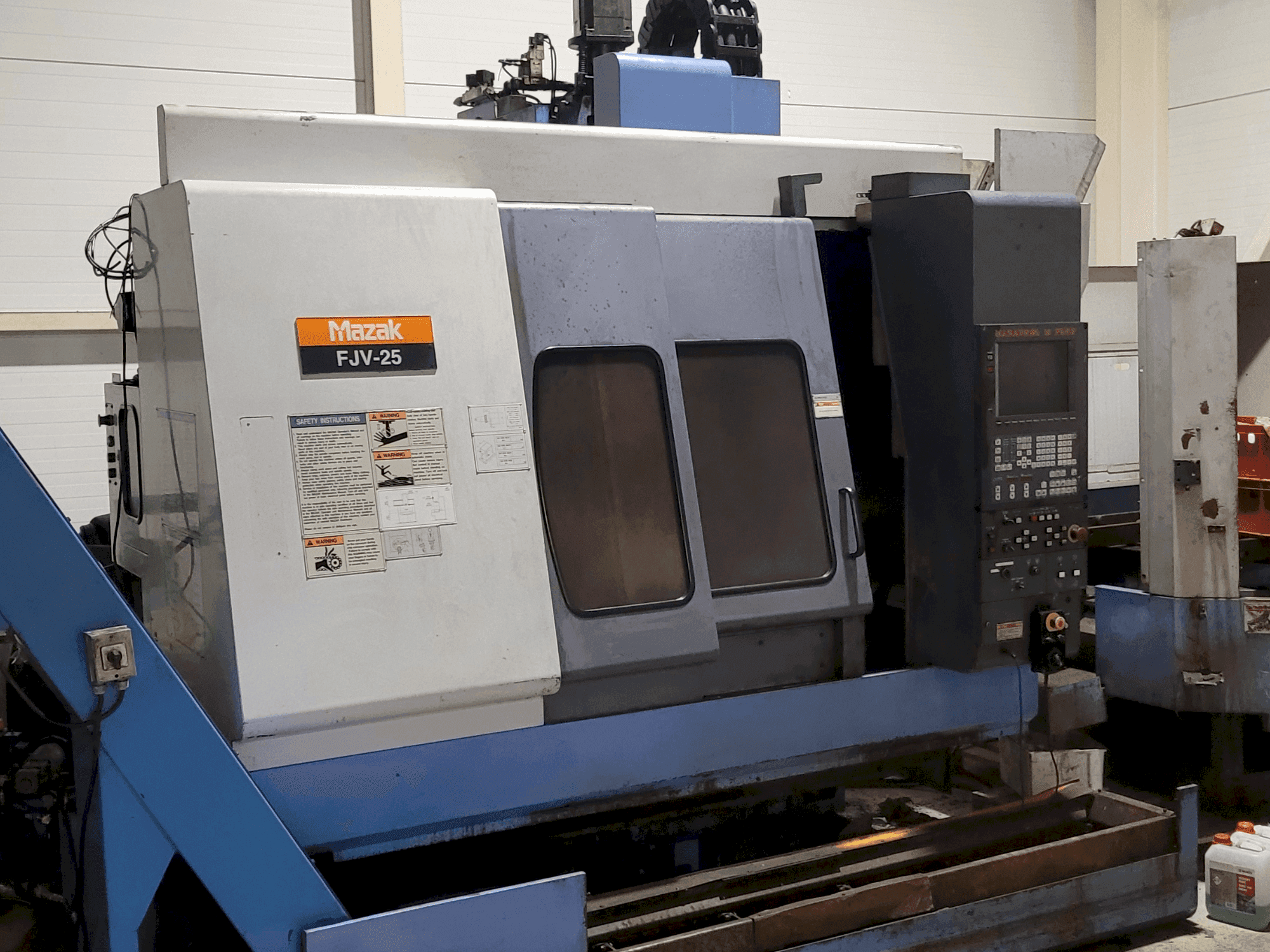 Makine Mazak FJV-25 - Önden görünüm