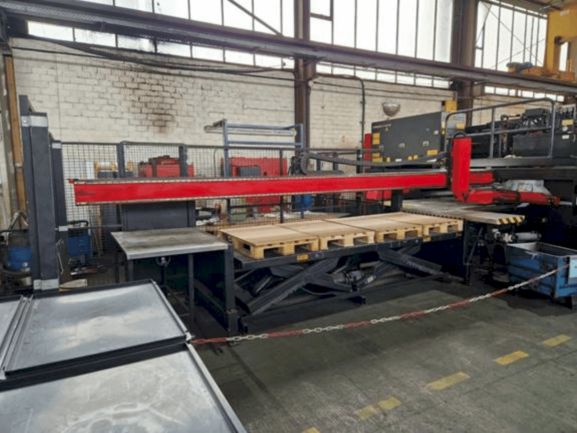 Makine AMADA AP3-2610 V - Önden görünüm