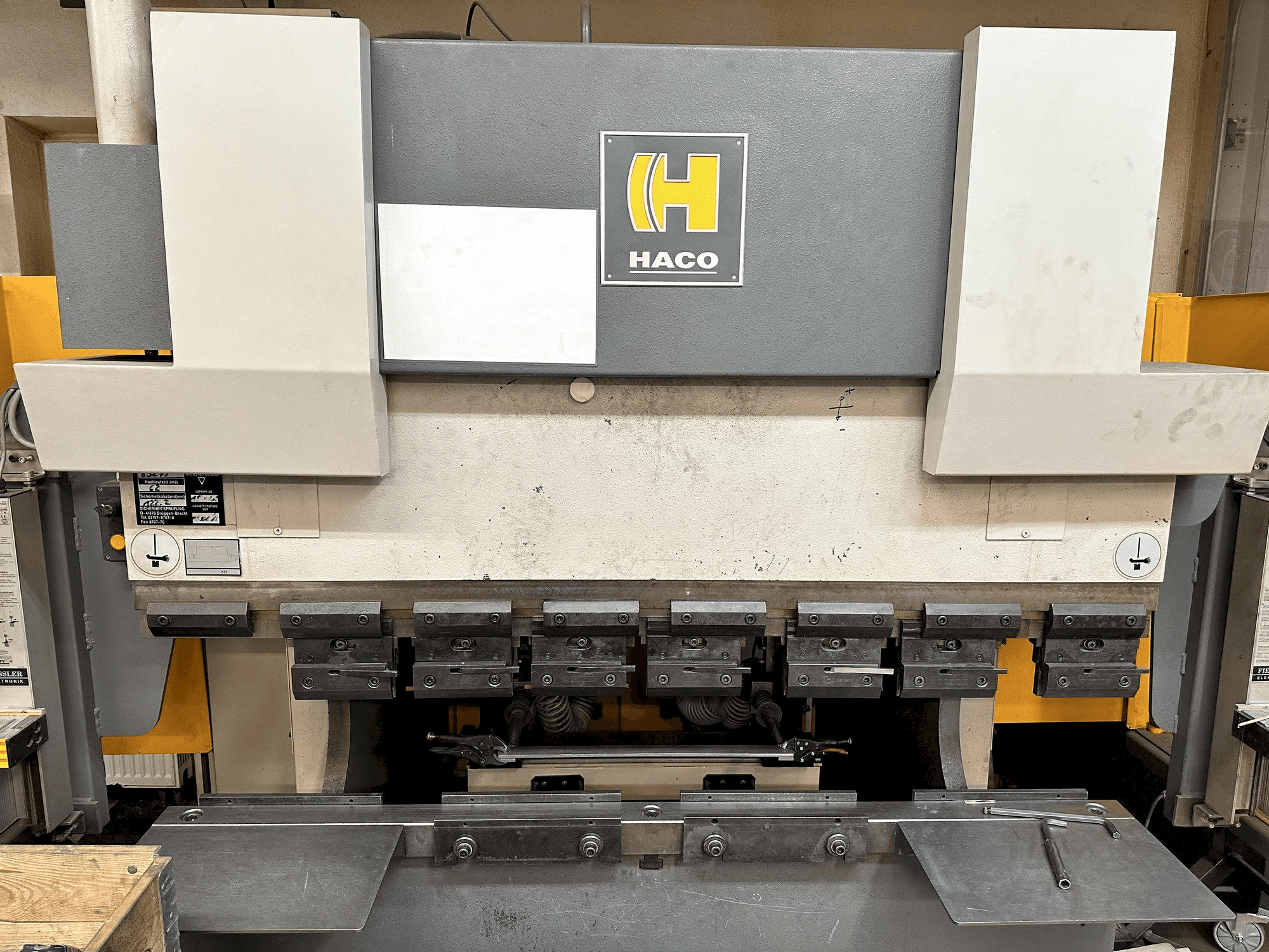 Makine HACO ERM 16040 - Önden görünüm