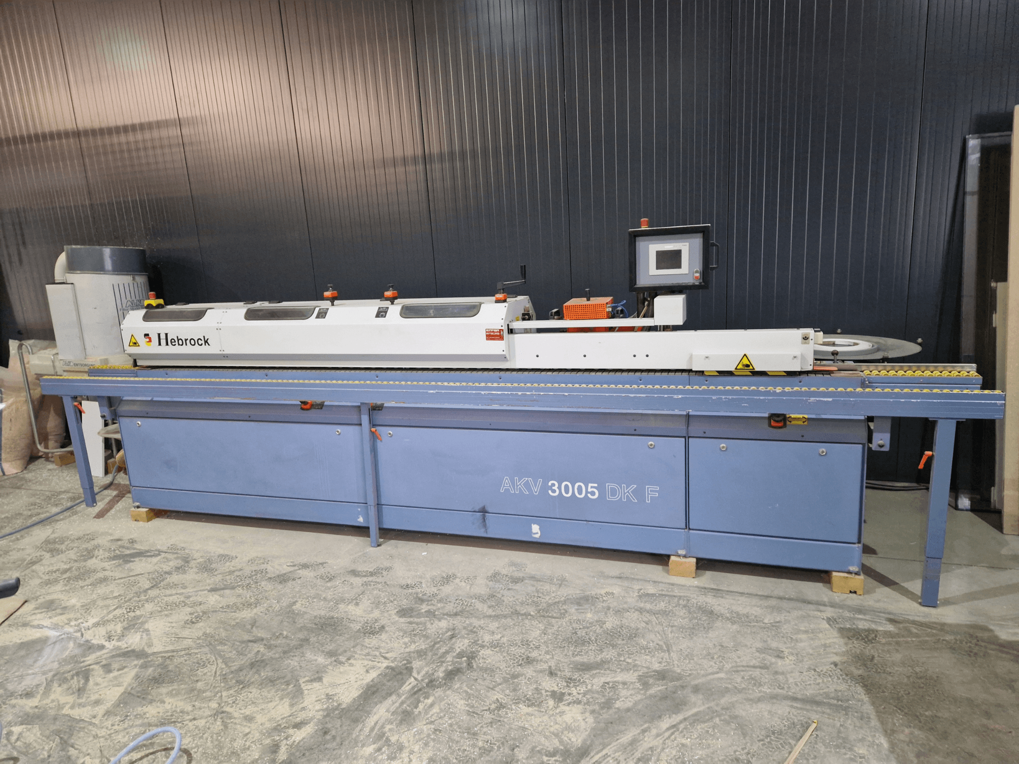 HEBROCK AKV 3005 DK-F kenar bantlama makinesi, önden görünüm, kontrol paneli, besleme bandı ve ayarlanabilir ayarlar.
