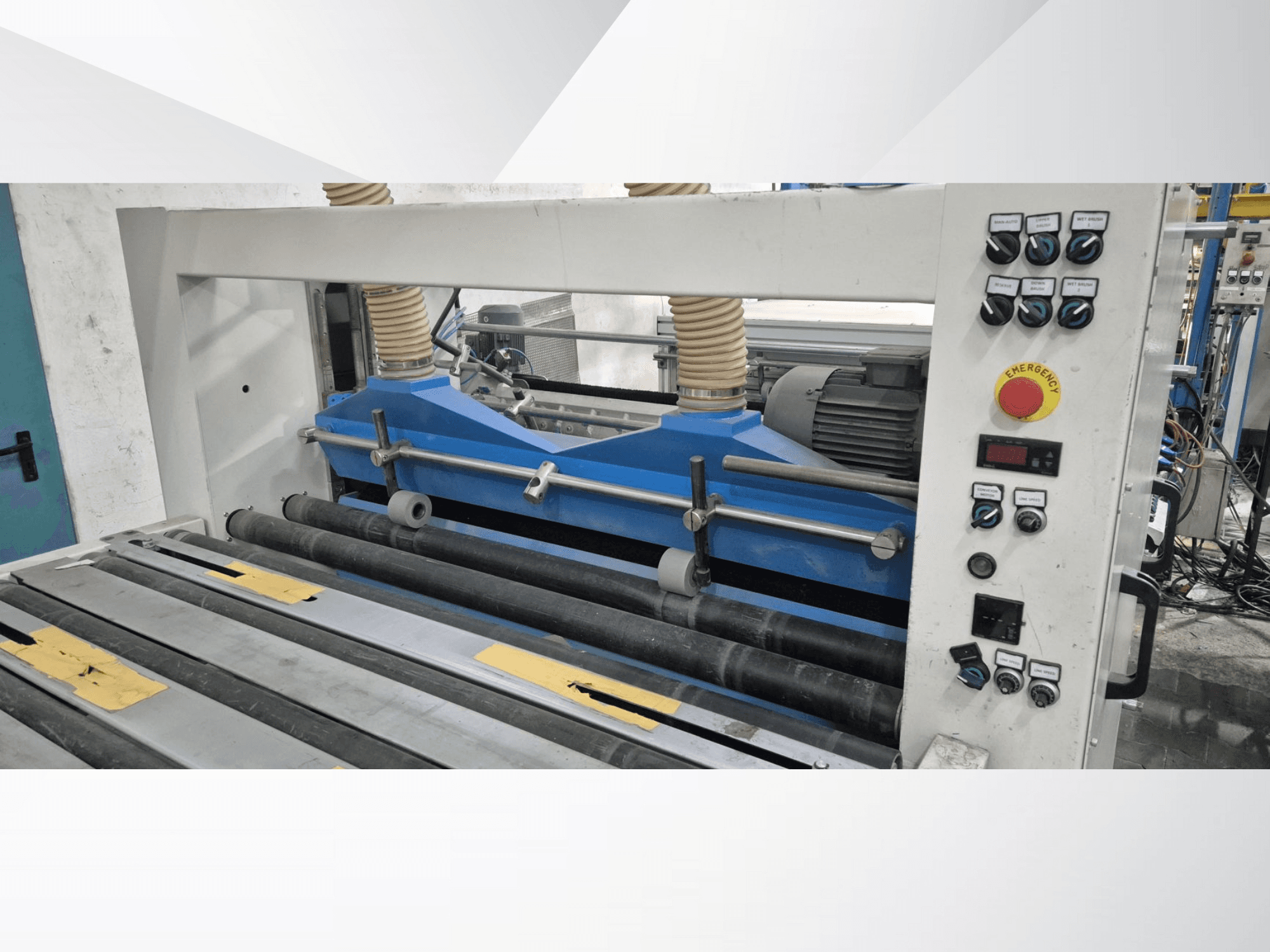 Mavi bileşenli endüstriyel haddeleme makinesi, önden görünüm, kontrol paneli ve acil durdurma düğmesi.