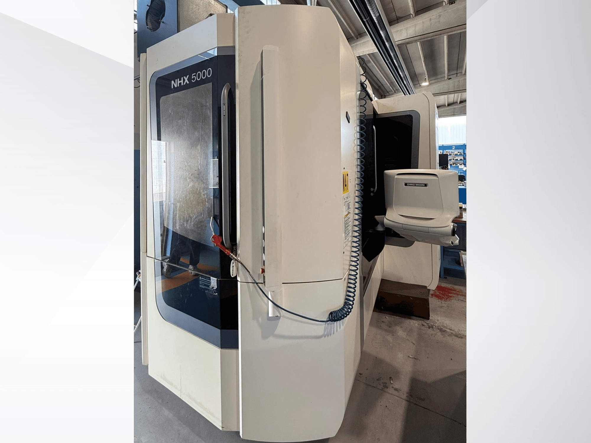 DMG MORI NHX 5000 yatay torna tezgahı, önden görünüm; kontrol paneli ve iş mili tutucusu gösterilmektedir.