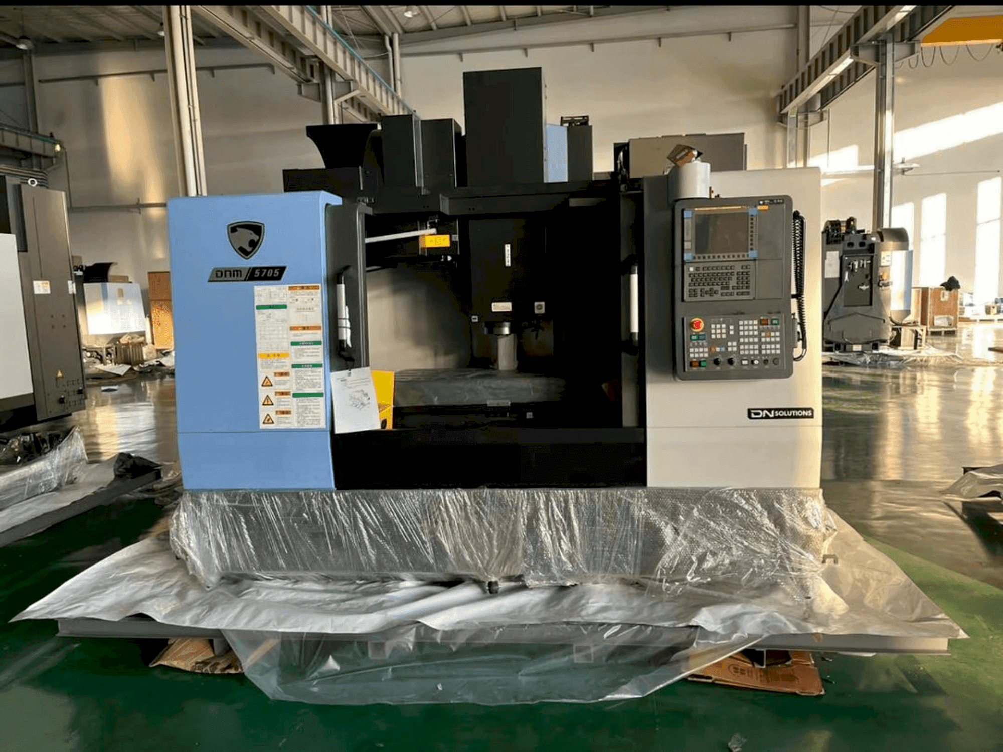 Makine DOOSAN Dnm 5705 - Önden görünüm