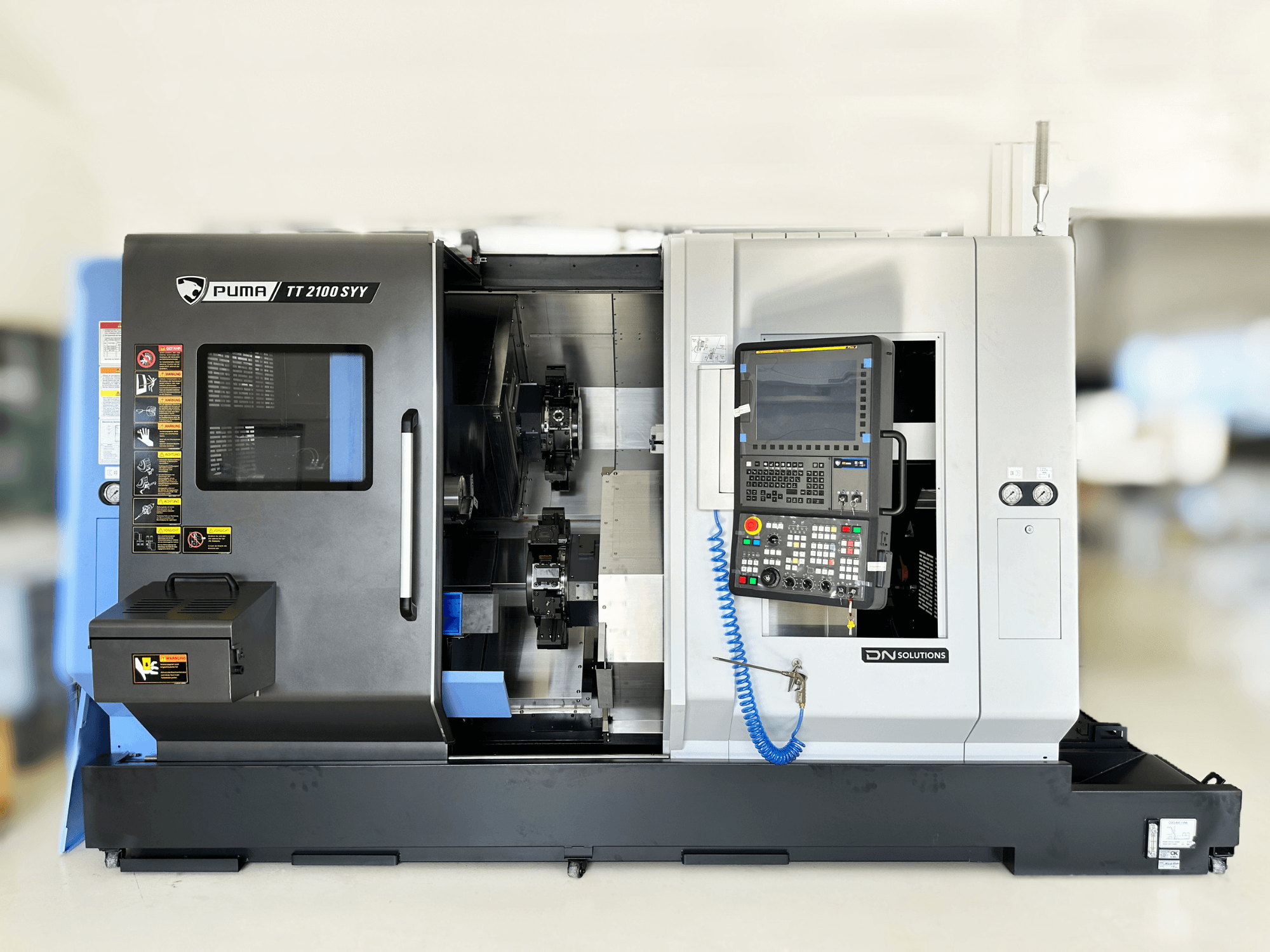 Torna Freze Merkezi DN SOLUTIONS PUMA TT2100SYY önden görünüm, kontrol paneli ve görünür iç bileşenler.