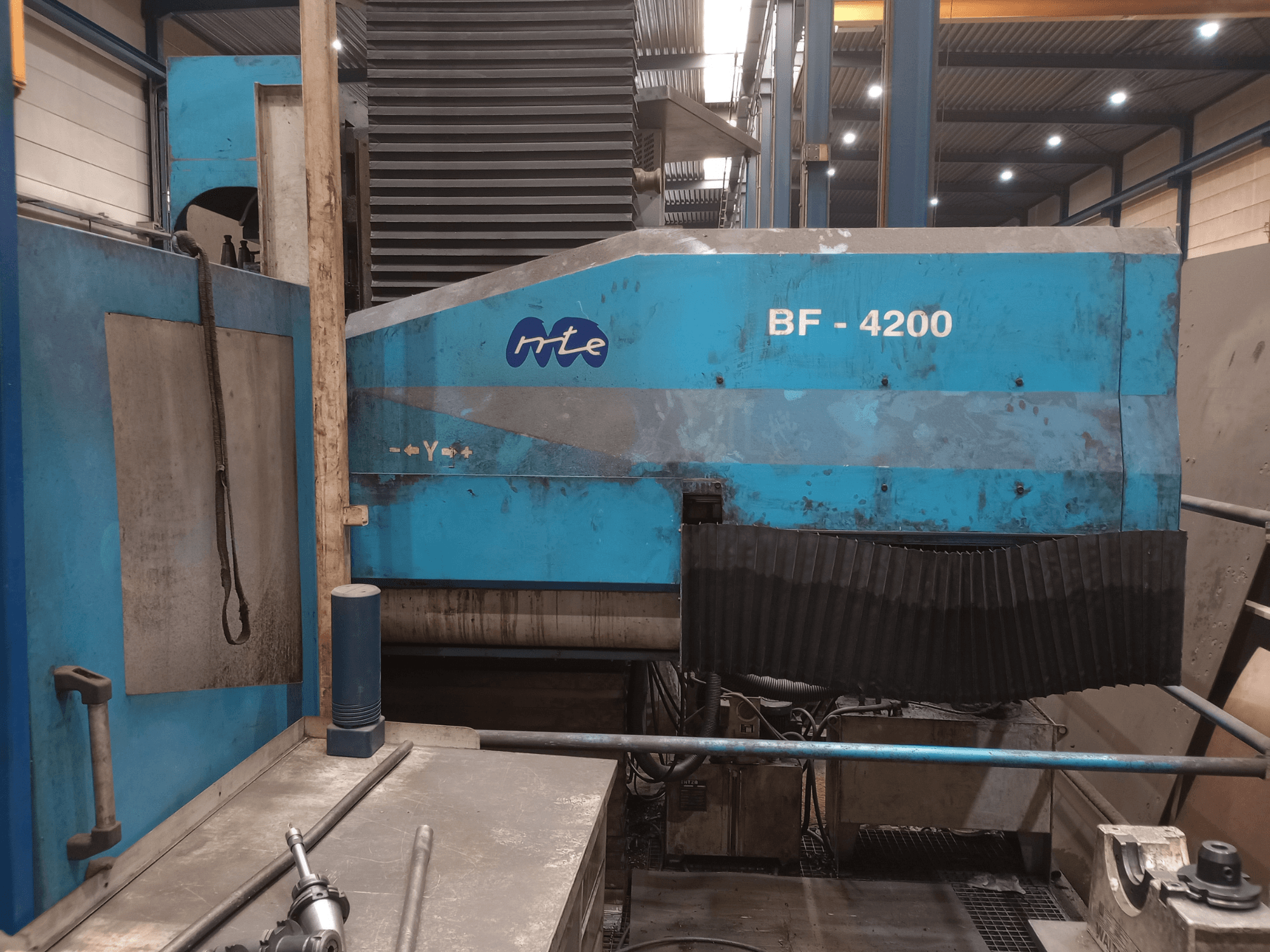 MTE BF 4200 yatak tipi freze tezgahı, yan görünüm; atölye ortamında mavi dış yüzeyi ve makinenin ayrıntılı bileşenleri gösterilmektedir.