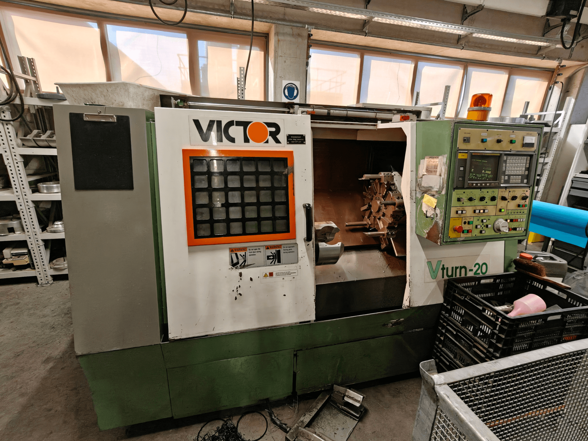 Victor Vturn-20 yatay torna makinesi, yandan görünüm, kontrol paneli, iş mili ve işleme için çalışma alanı.