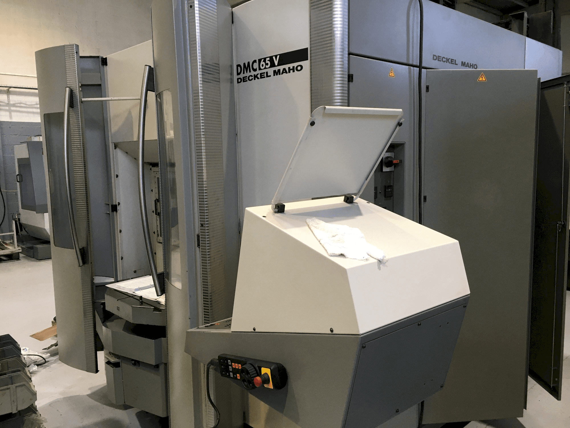 Makine DECKEL MAHO DMC 65V - Önden görünüm