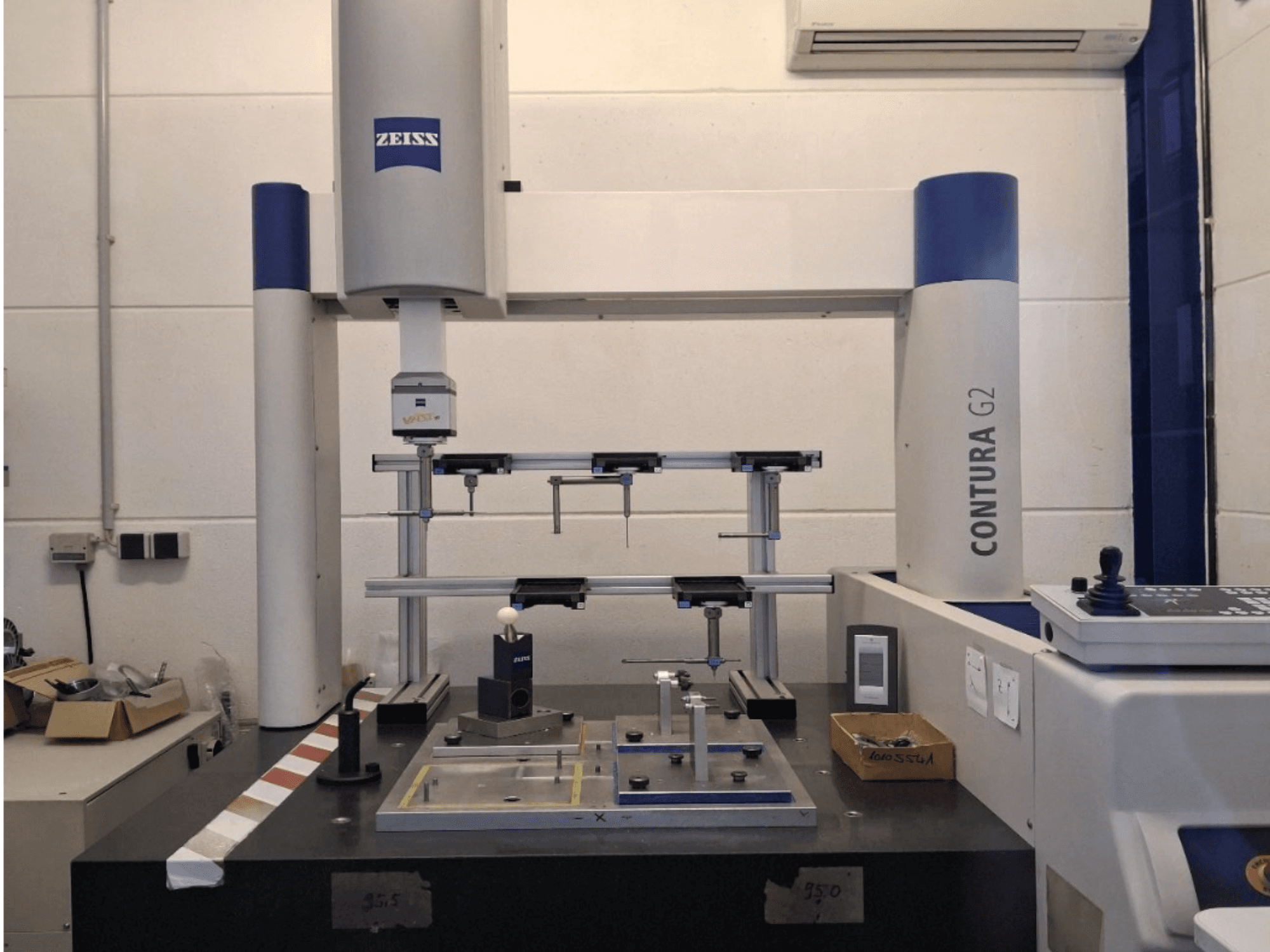 Laboratuvar ortamında ZEISS Contura G2 CMM, ölçüm aparatını ve kontrol panelini önden gösterir.