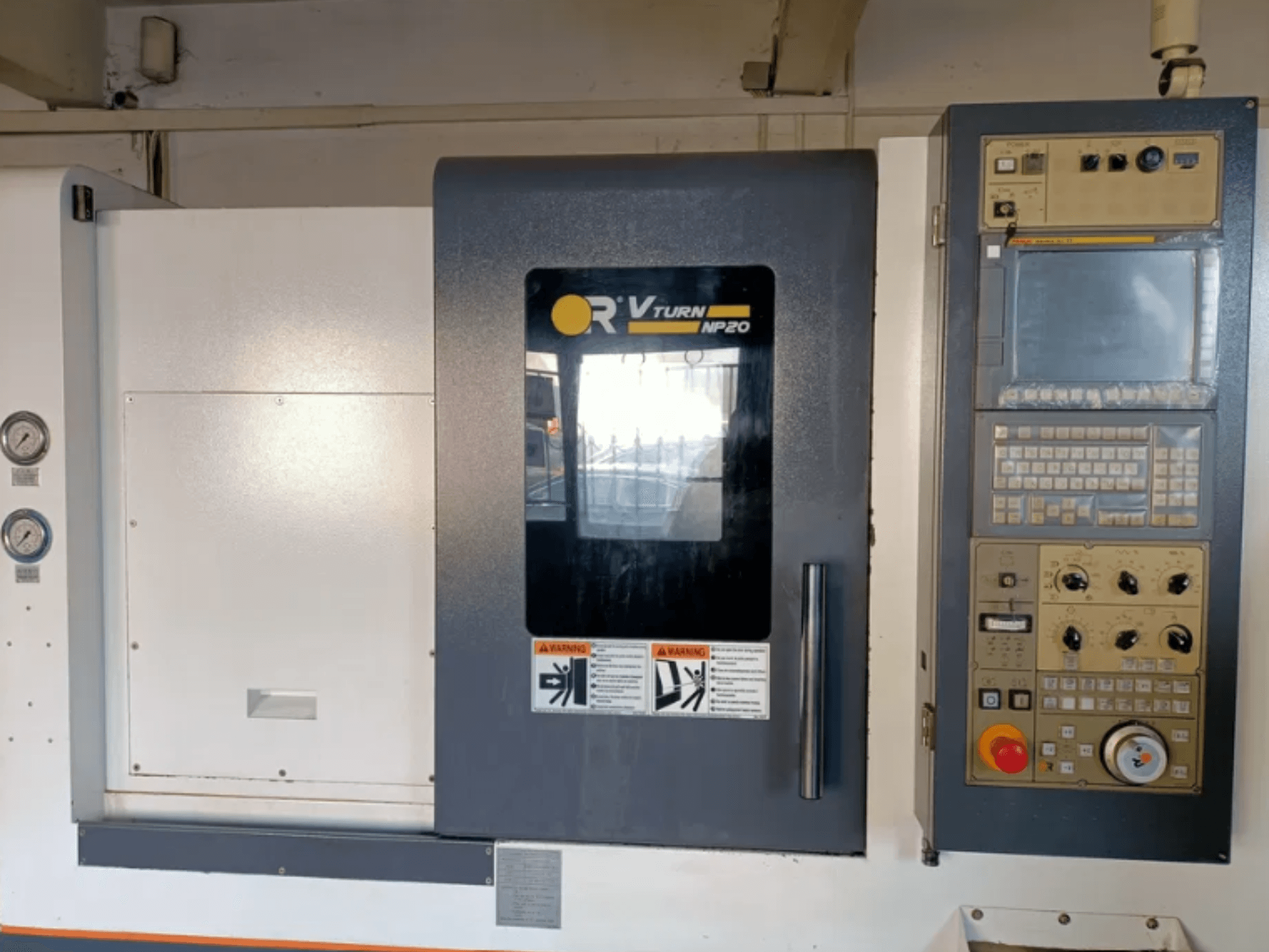 OR VTURN NP20 CNC makinesinin önden görünümü, yan tarafında düğmeler, ekran ve göstergeler bulunan kontrol paneli.