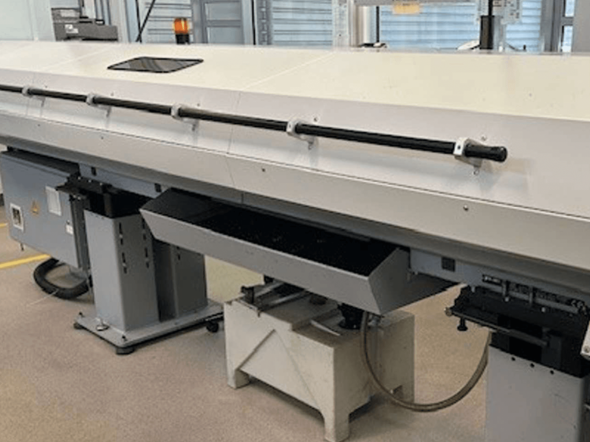 Index G 200 RATIO LINE Torna Freze Merkezinin önden görünümü, şık tasarımını ve işlevsel kontrol panelini sergiliyor.