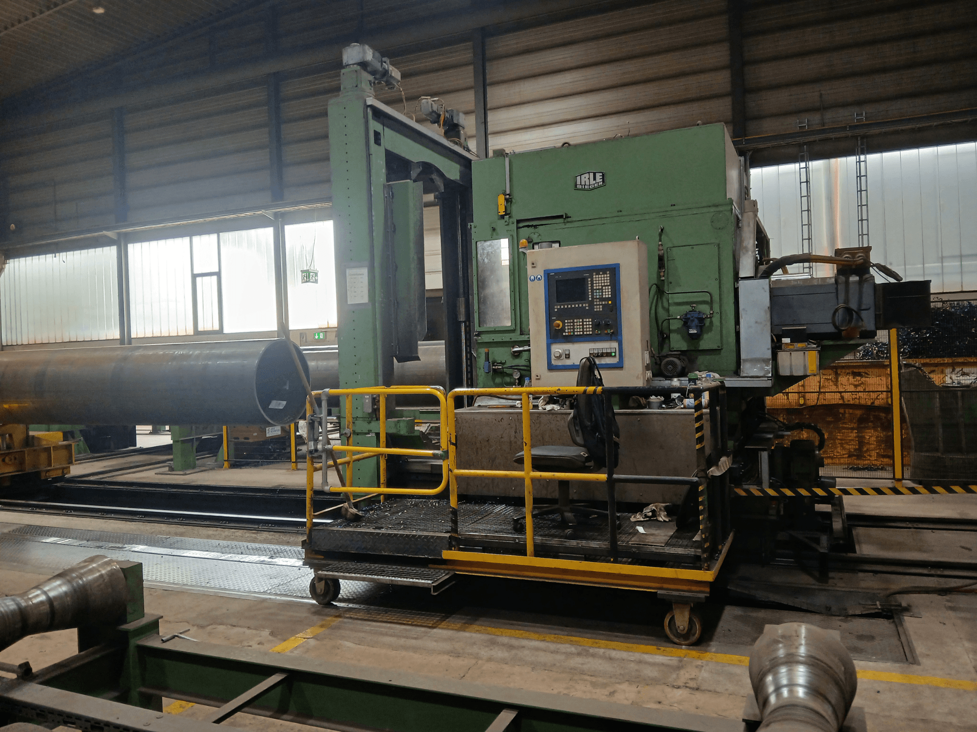 IRLE IRD 1600 CNC yatay işleme merkezi, yandan görünüm; ağır iş parçaları için kontrol paneli ve ray sistemi öne çıkarılmıştır.