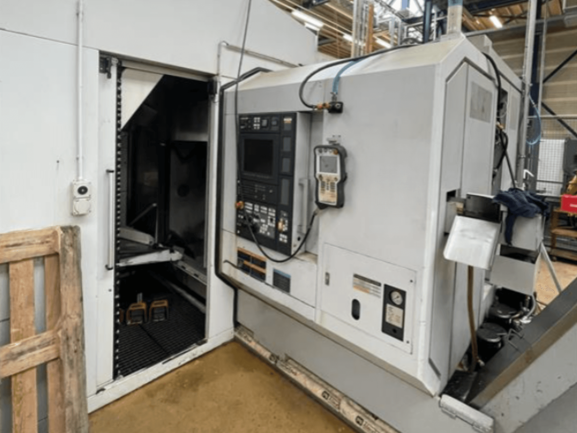DMG Mori Seiki NZ2000T3Y2 yatay tornalama makinesi, kontrol paneli ve makine içini gösteren yandan görünüm.