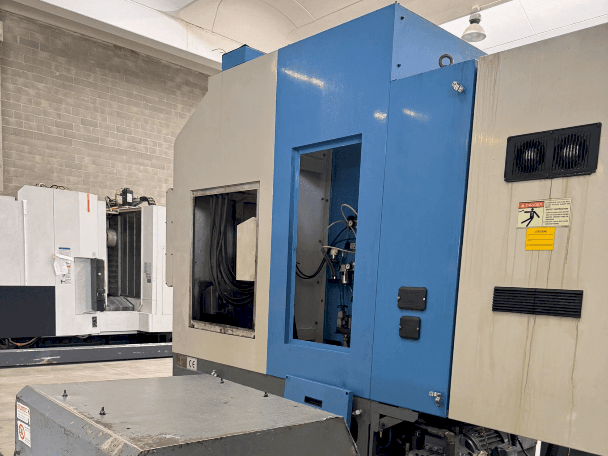 Makine HYUNDAI KIA Hyundai HiT V5R - Önden görünüm