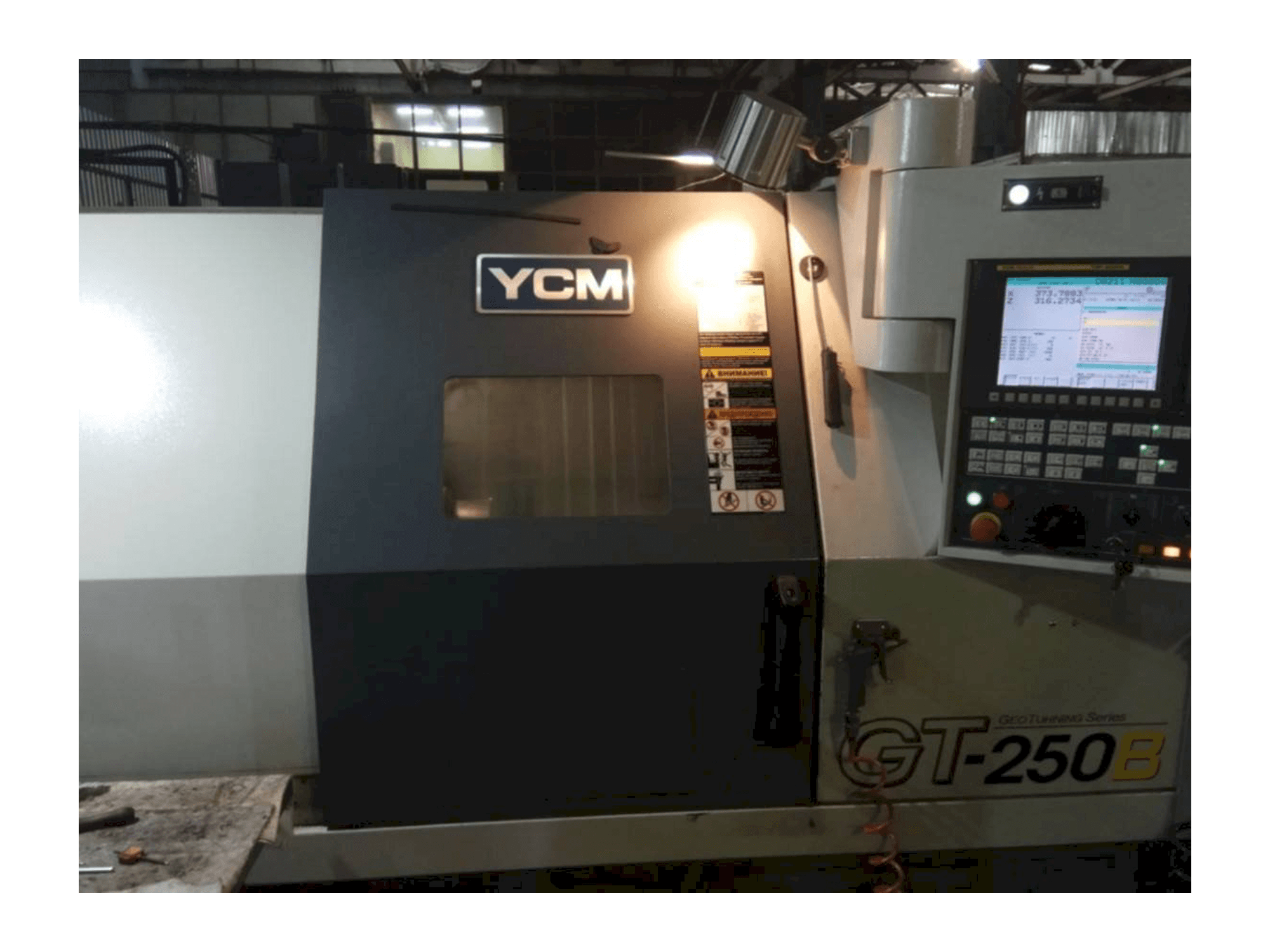 Makine YCM GT250B - Önden görünüm