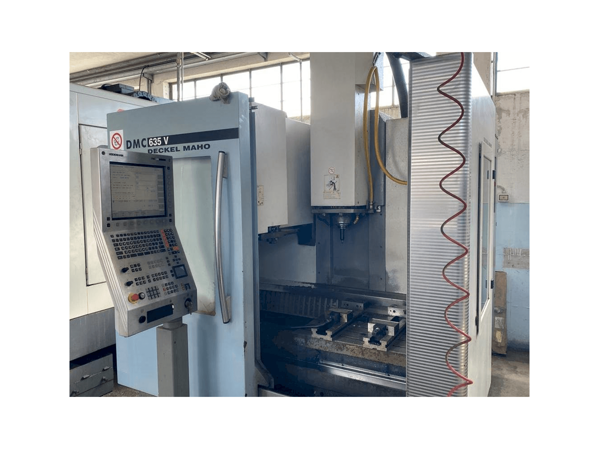 Makine DECKEL MAHO DMC 635V - Önden görünüm