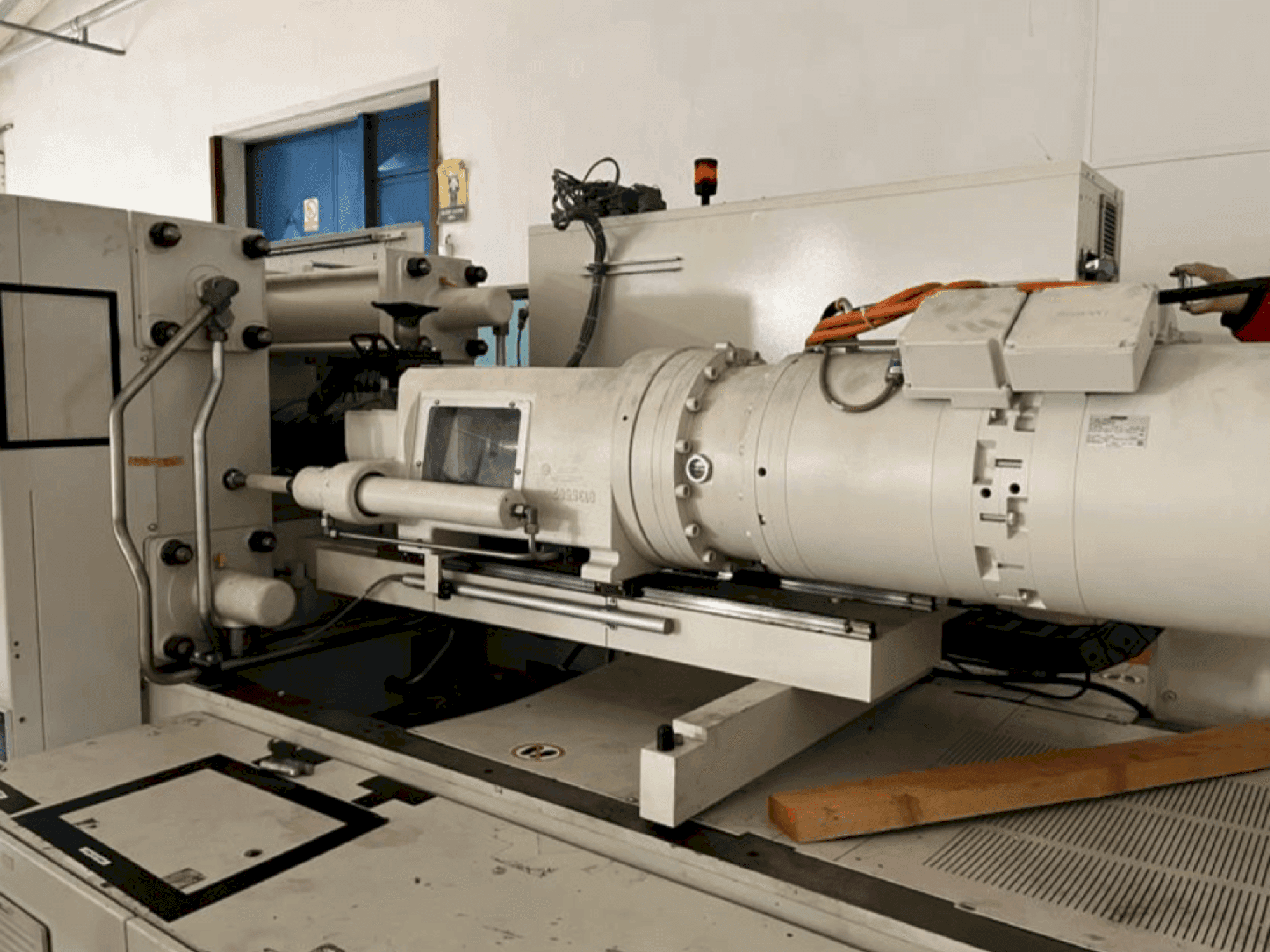 Makine Krauss Maffei 200-750 CX - Önden görünüm