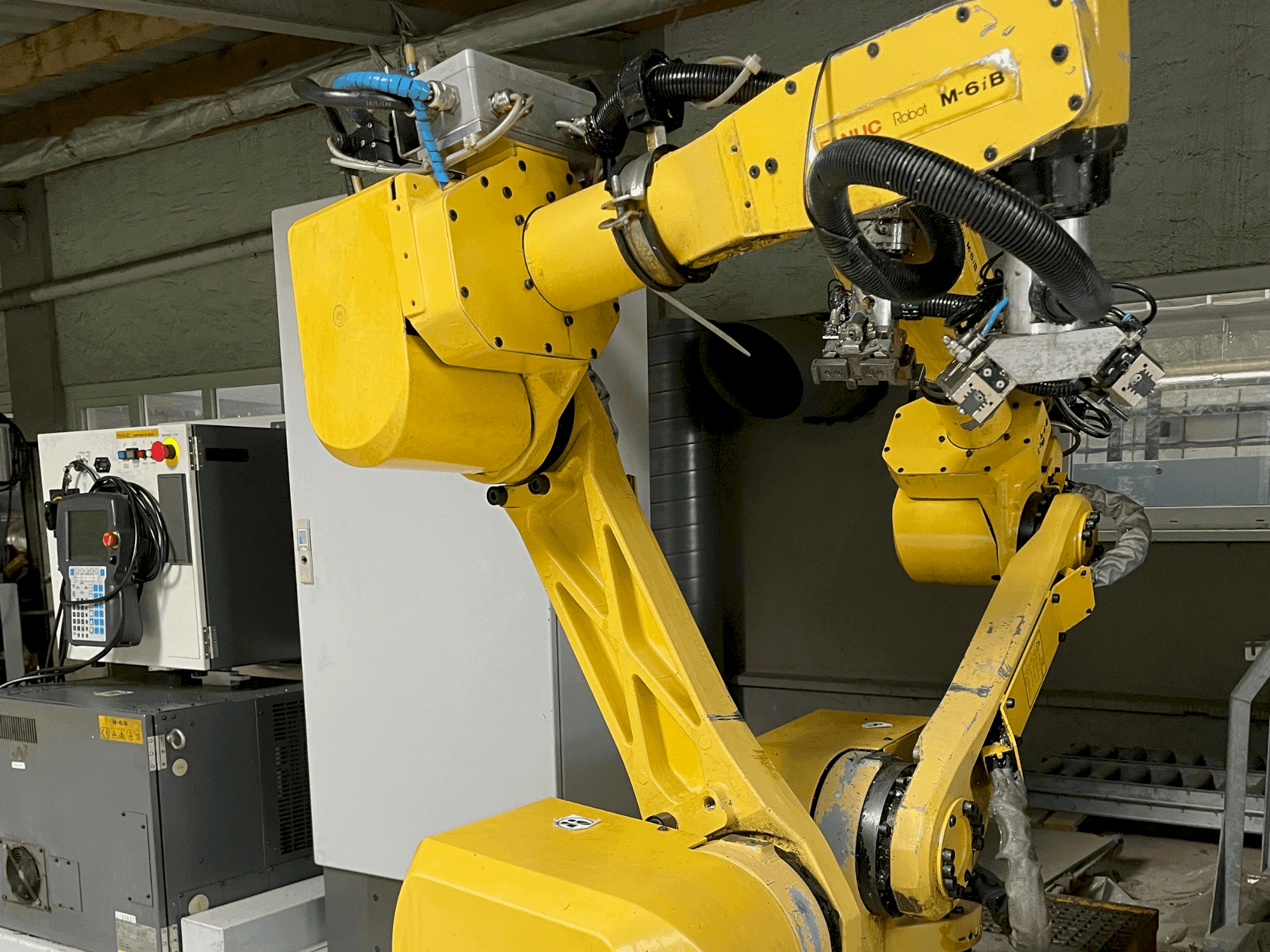 Makine FANUC M-6iB - Önden görünüm