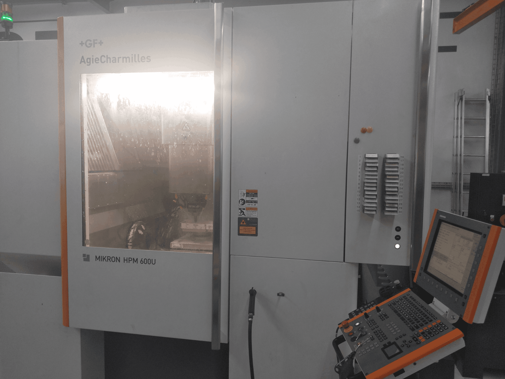 Makine MIKRON HPM 600U - Önden görünüm