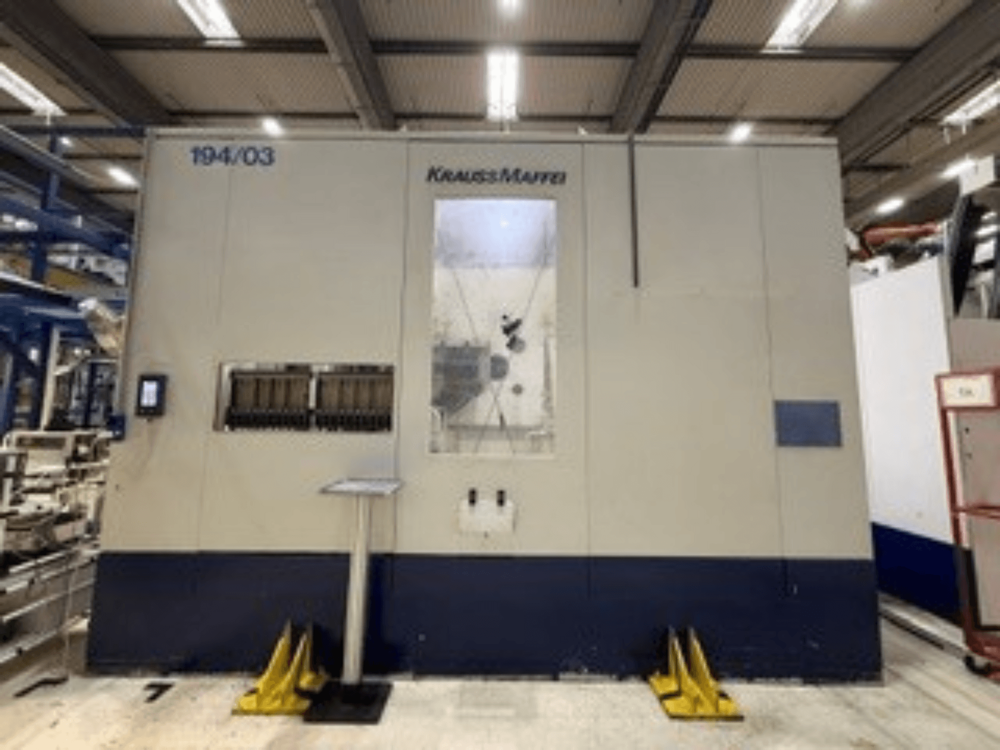 Krauss Maffei 4000-24500 MC hidrolik enjeksiyon kalıplama makinesinin önden görünümü; kontrol paneli ve çalıştırma elemanları görülmektedir.