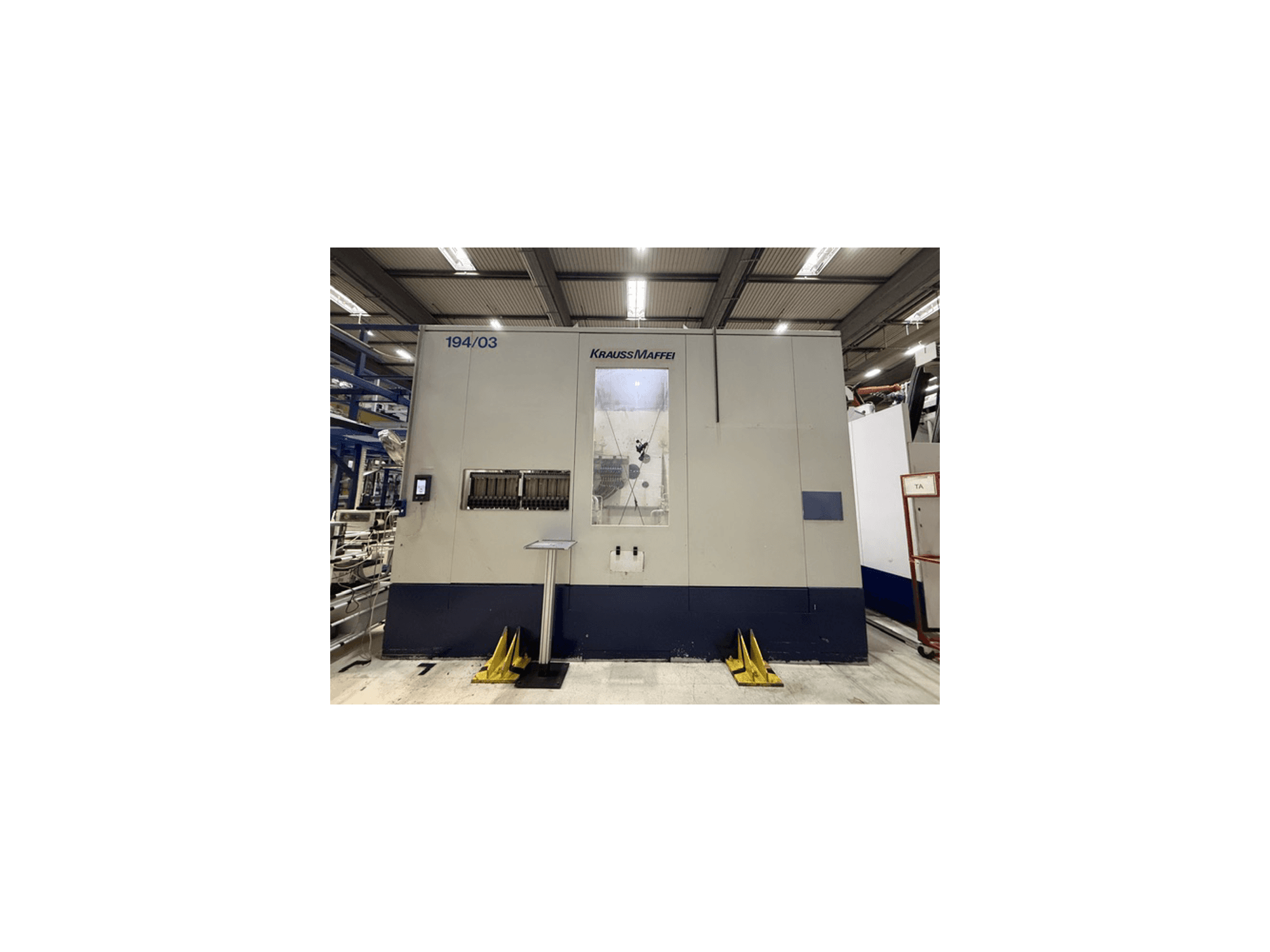 Krauss Maffei 4000-24500 MC hidrolik enjeksiyon kalıplama makinesi; kontrol paneli ve çalışma alanını gösteren önden görünüm.