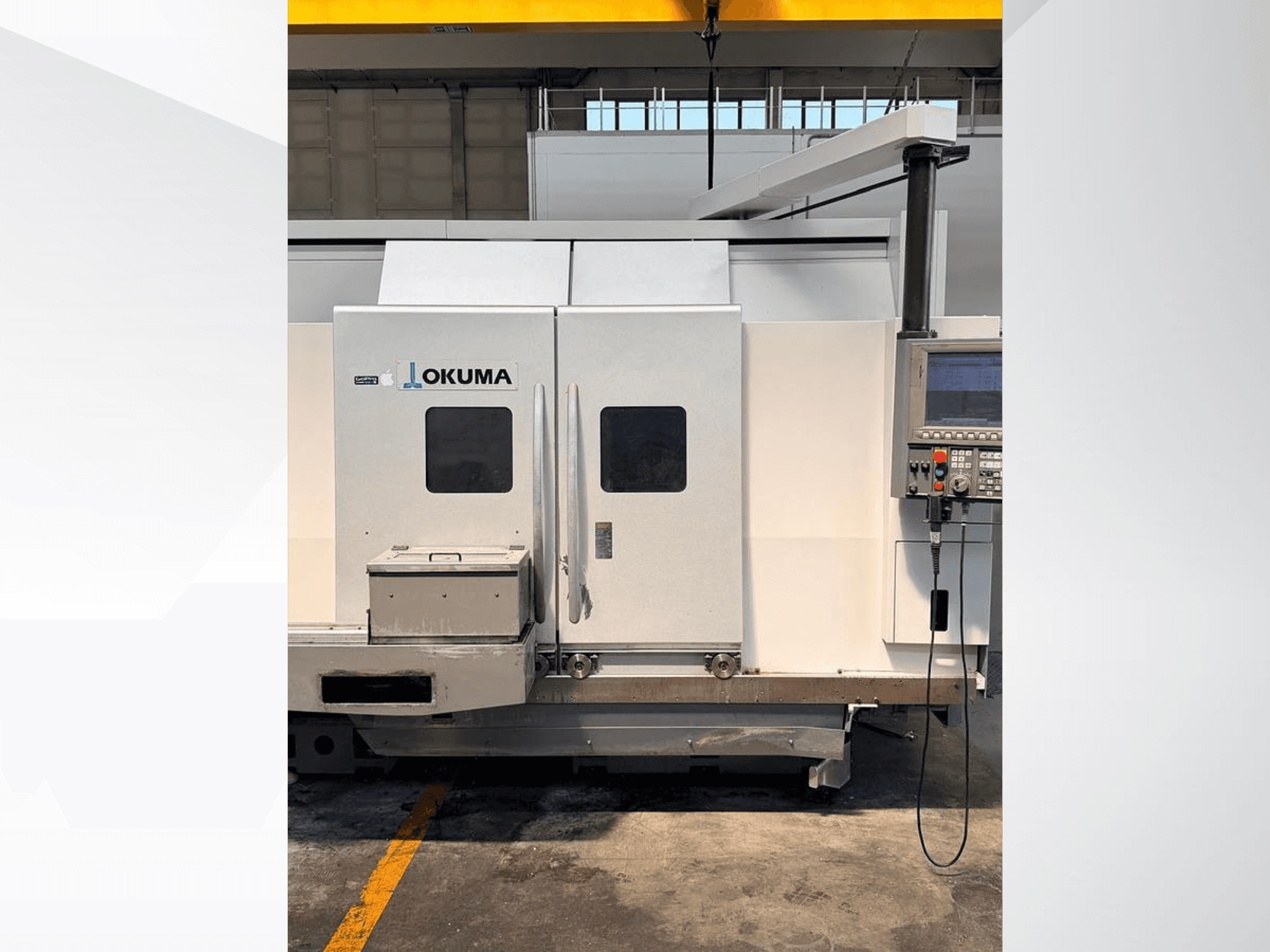 Okuma LB 3000 EX MYW 800 yatay torna tezgahı, yan görünüm; kontrol paneli ve erişim kapakları gösterilmiştir.
