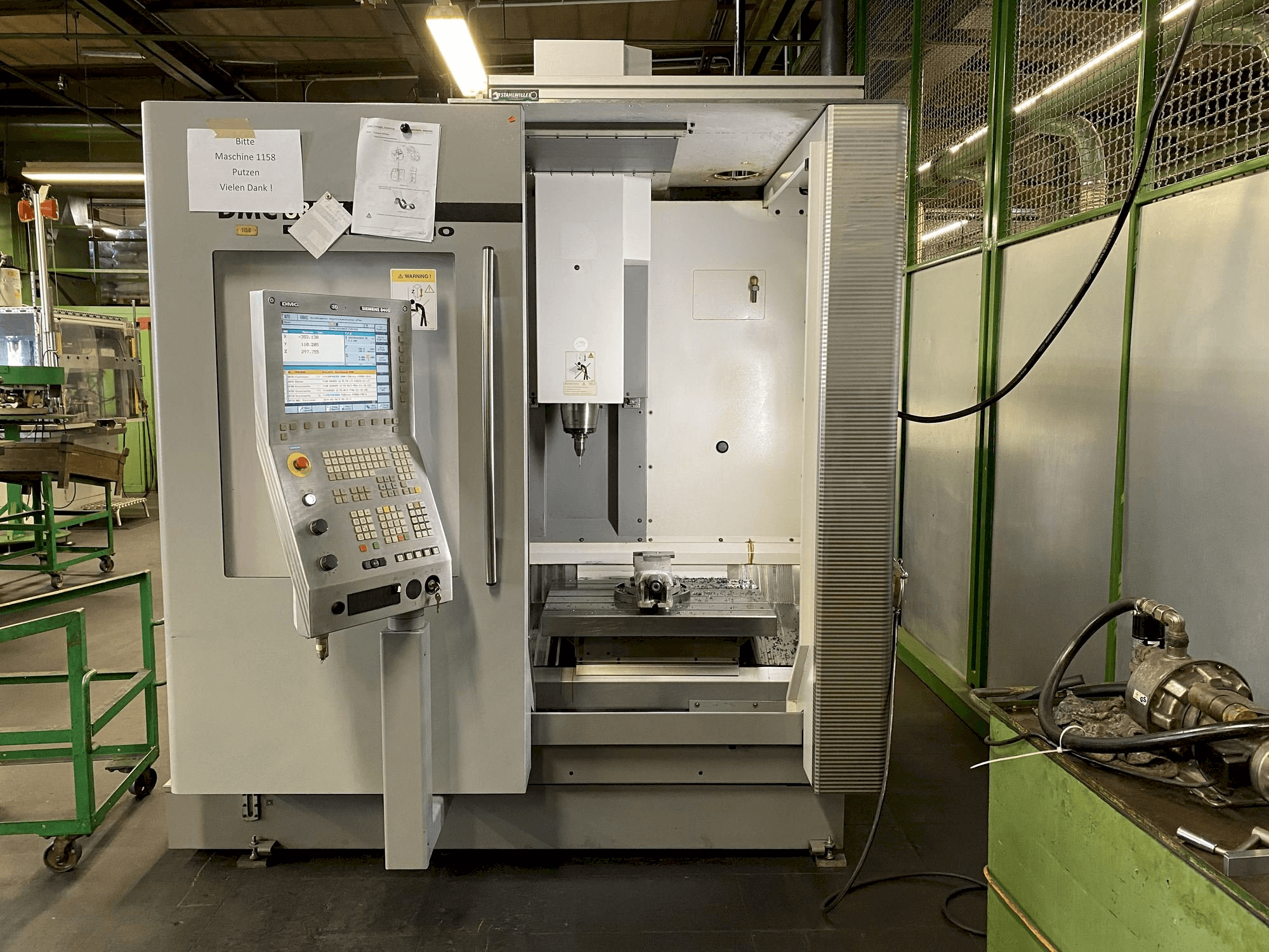 Makine DECKEL MAHO DMC 635V - Önden görünüm