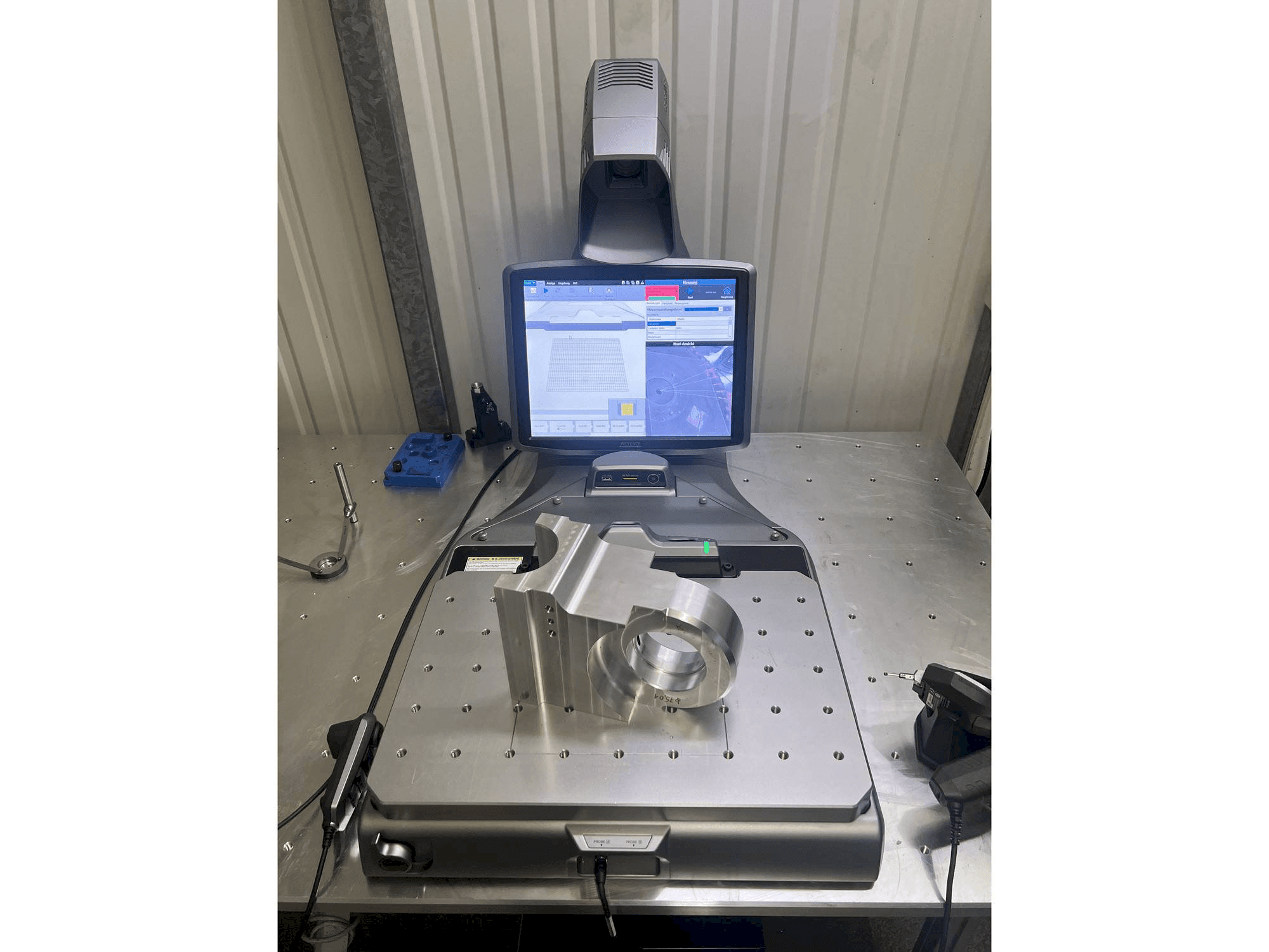 Makine KEYENCE XM-C1000 - Önden görünüm