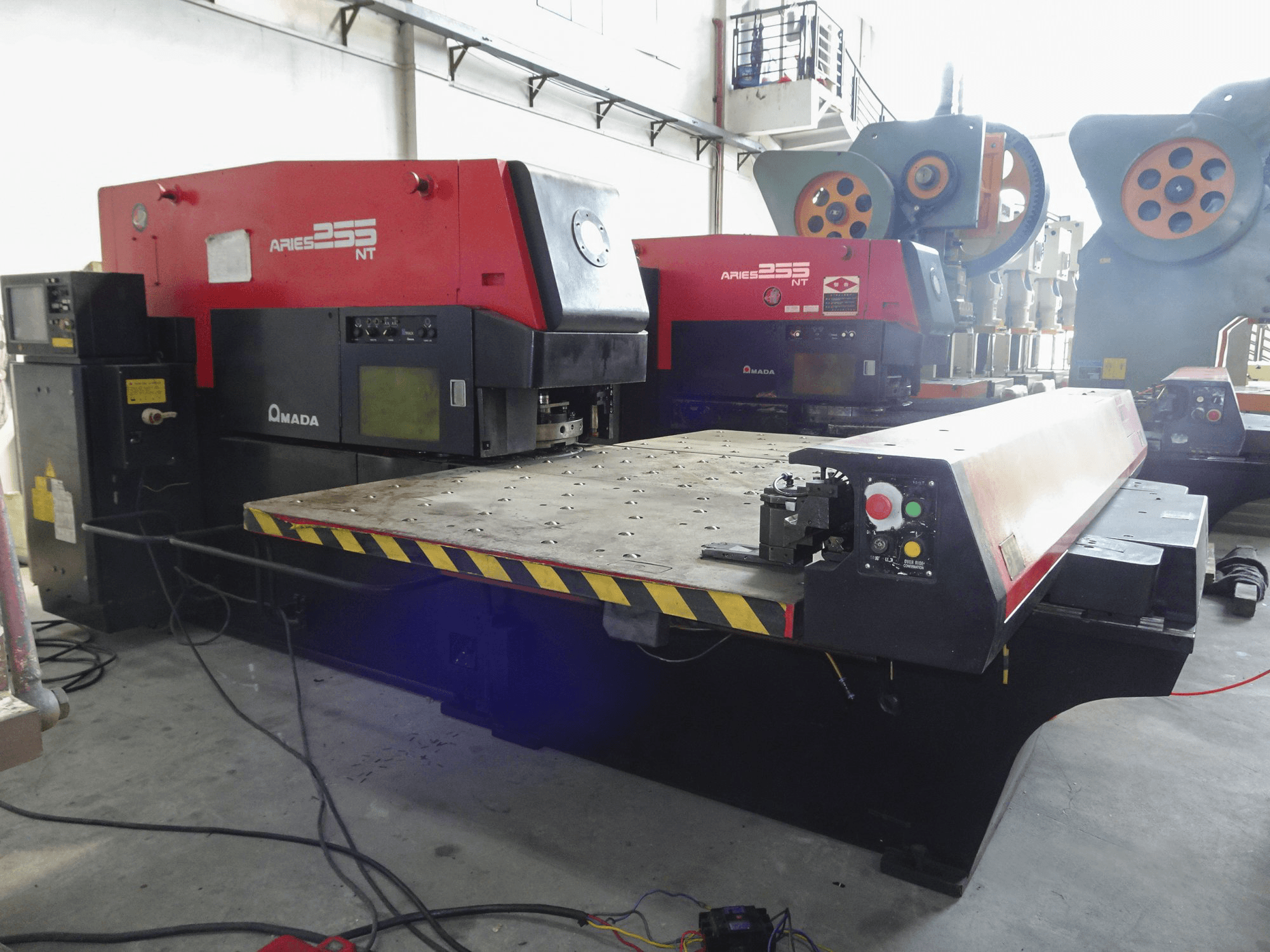 Makine AMADA - Sağdan görünüm ARIES 255NT