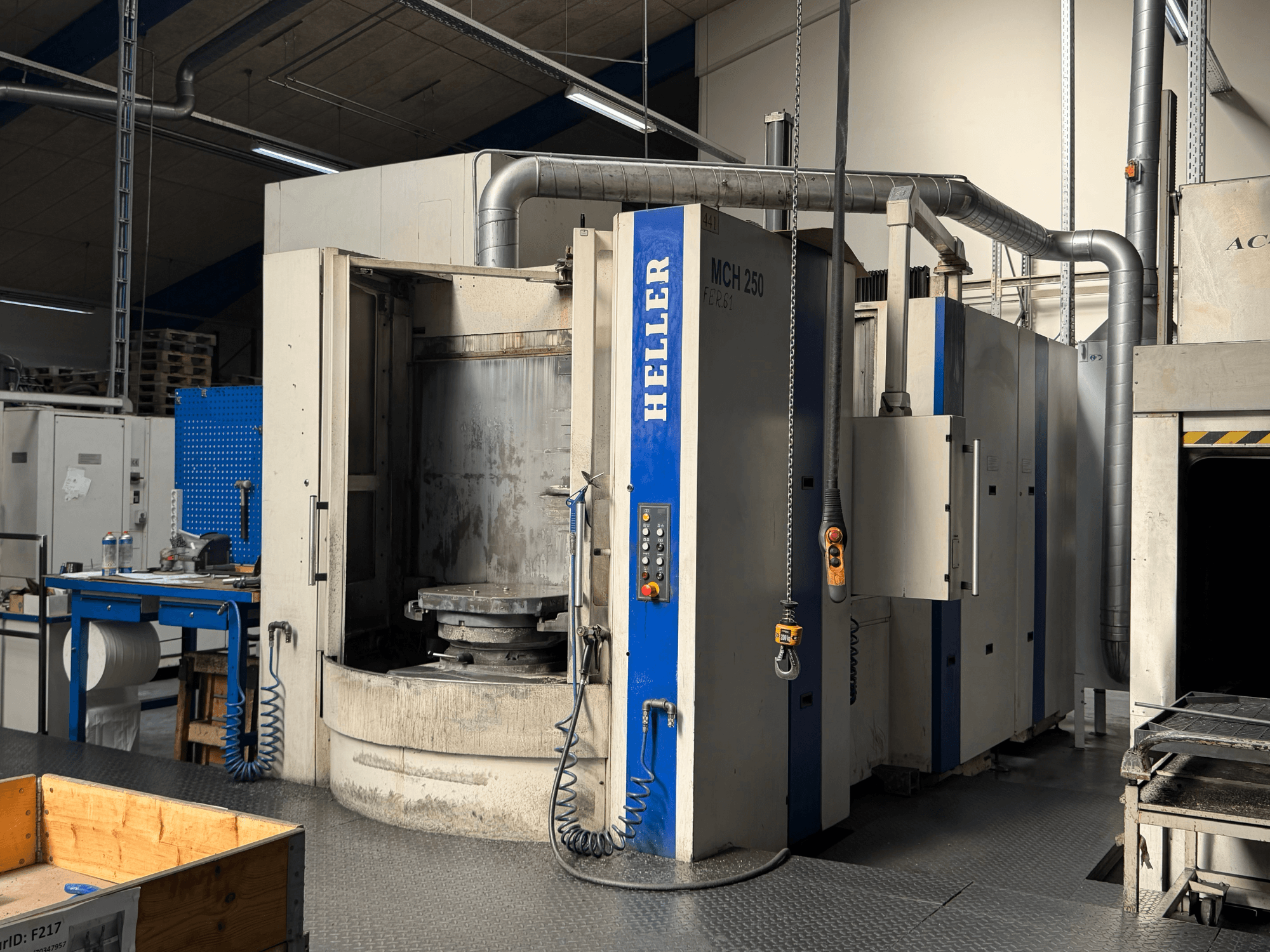 Kontrol paneli, büyük döner tabla ve endüstriyel ortam ile HELLER MCH 250 yatay işleme merkezinin önden görünümü.