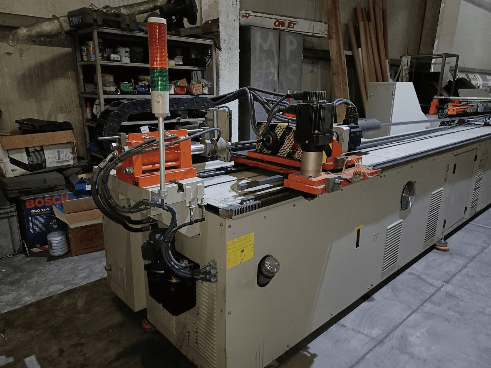 CANSA CNC 51 R1 kalıp bükme makinesi, bir atölye ortamında çekilmiş yan görünüm; kontrol paneli, motor ve gösterge ışıkları görülmektedir.