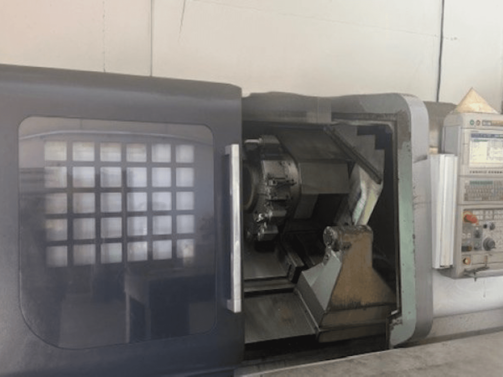 MORI SEIKI NLX 2500M yatay tornalama makinesi, takım tutucu, kontrol paneli ve iç mekanizmayı gösteren önden görünüm.