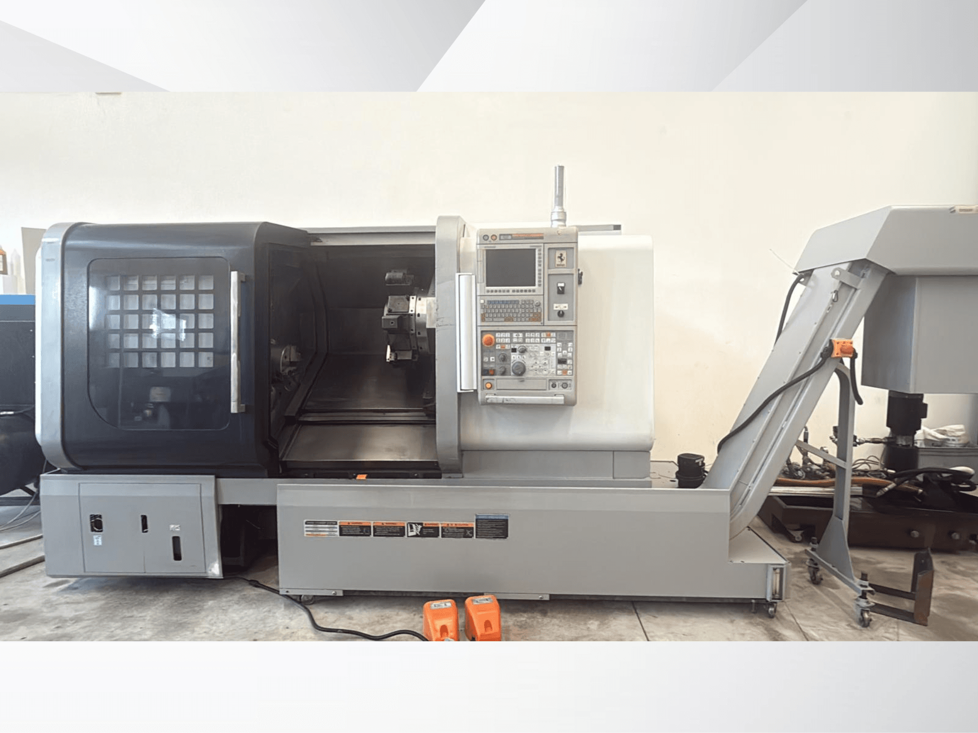 MORI SEIKI NLX 2500M yatay torna tezgahının önden görünümü; kontrol paneli ve işleme için açık erişim alanı görülmektedir.