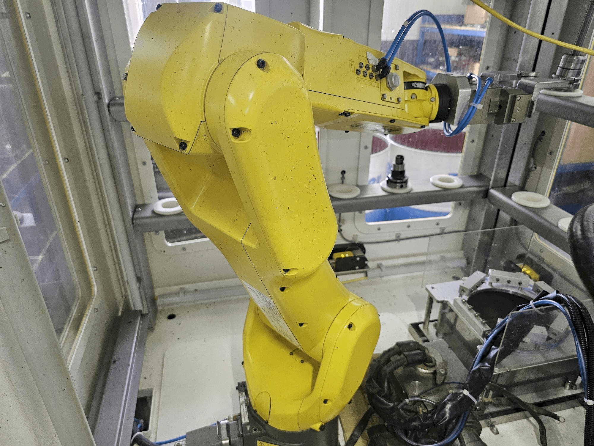 Makine FANUC LR Mate 200 id 7L - Önden görünüm