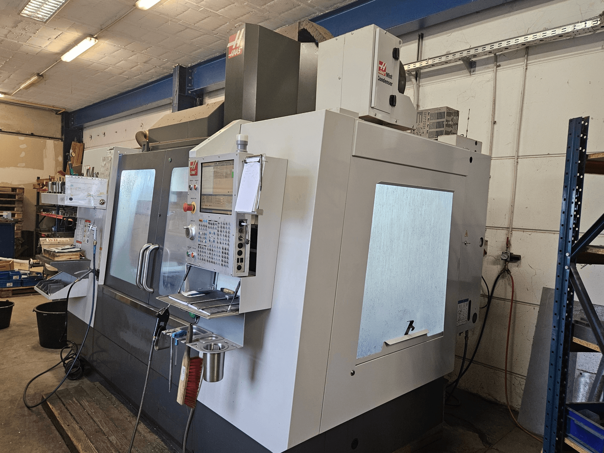 HAAS VF-4SS dikey işleme merkezi, önden görünüm; kontrol paneli ve geniş gözetleme pencereleriyle donatılmıştır.
