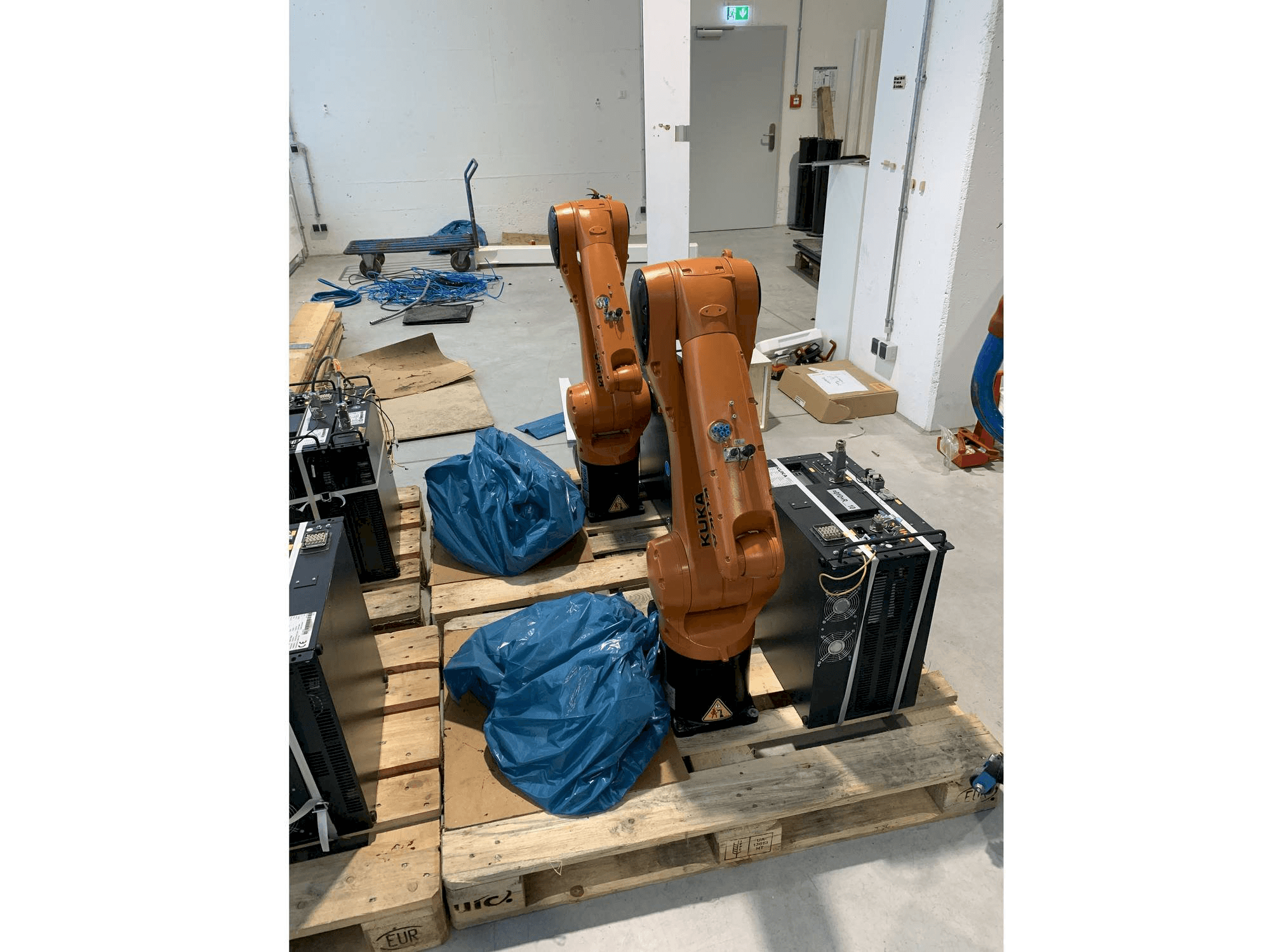Makine KUKA KR10 R1100 with KR C4 COMPACT Controller - Önden görünüm