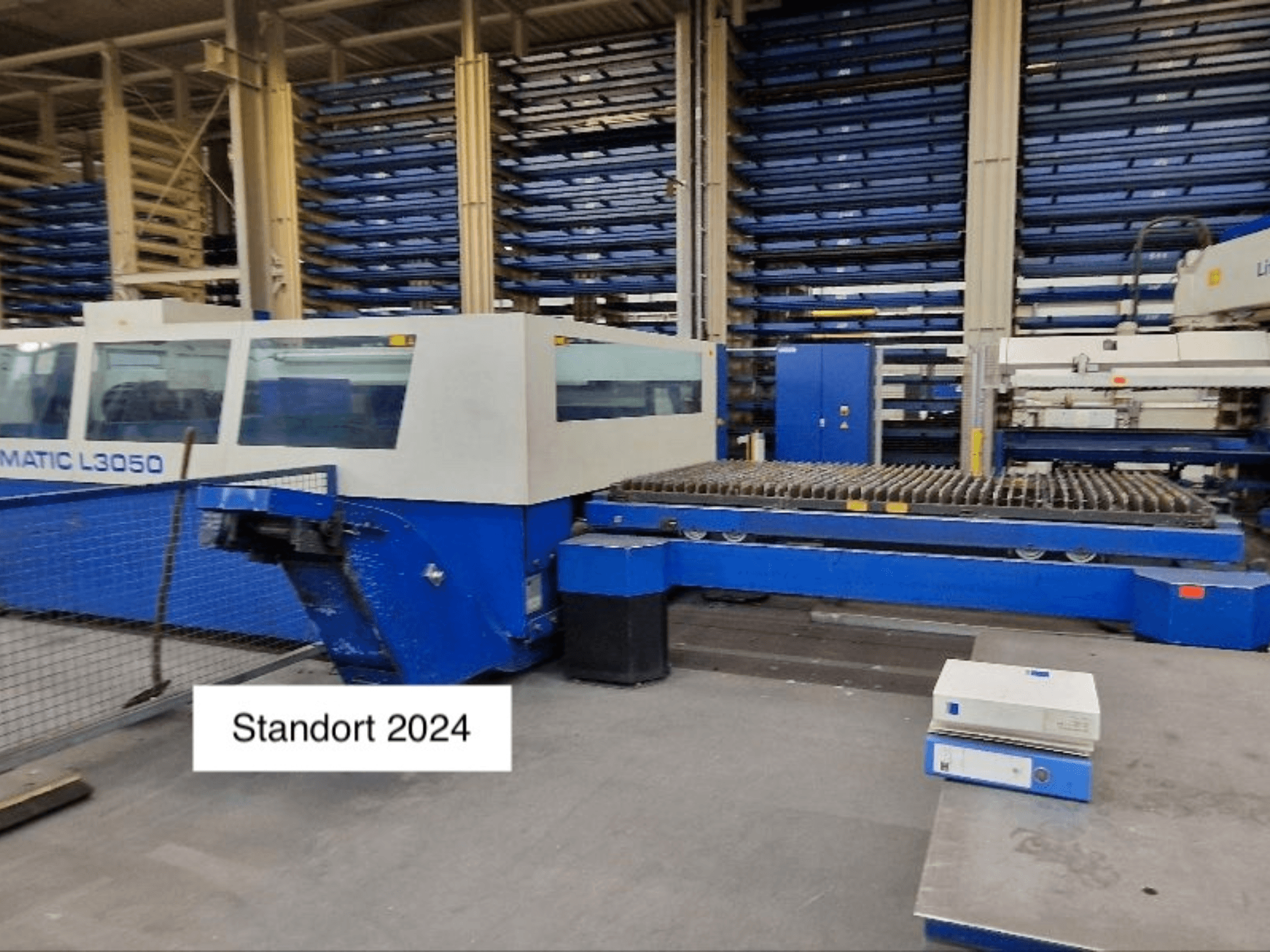 TRUMPF Trumatic L3050 CO2 lazer kesim makinesinin önden görünümü, büyük kesim yatağı ve kumanda paneli.