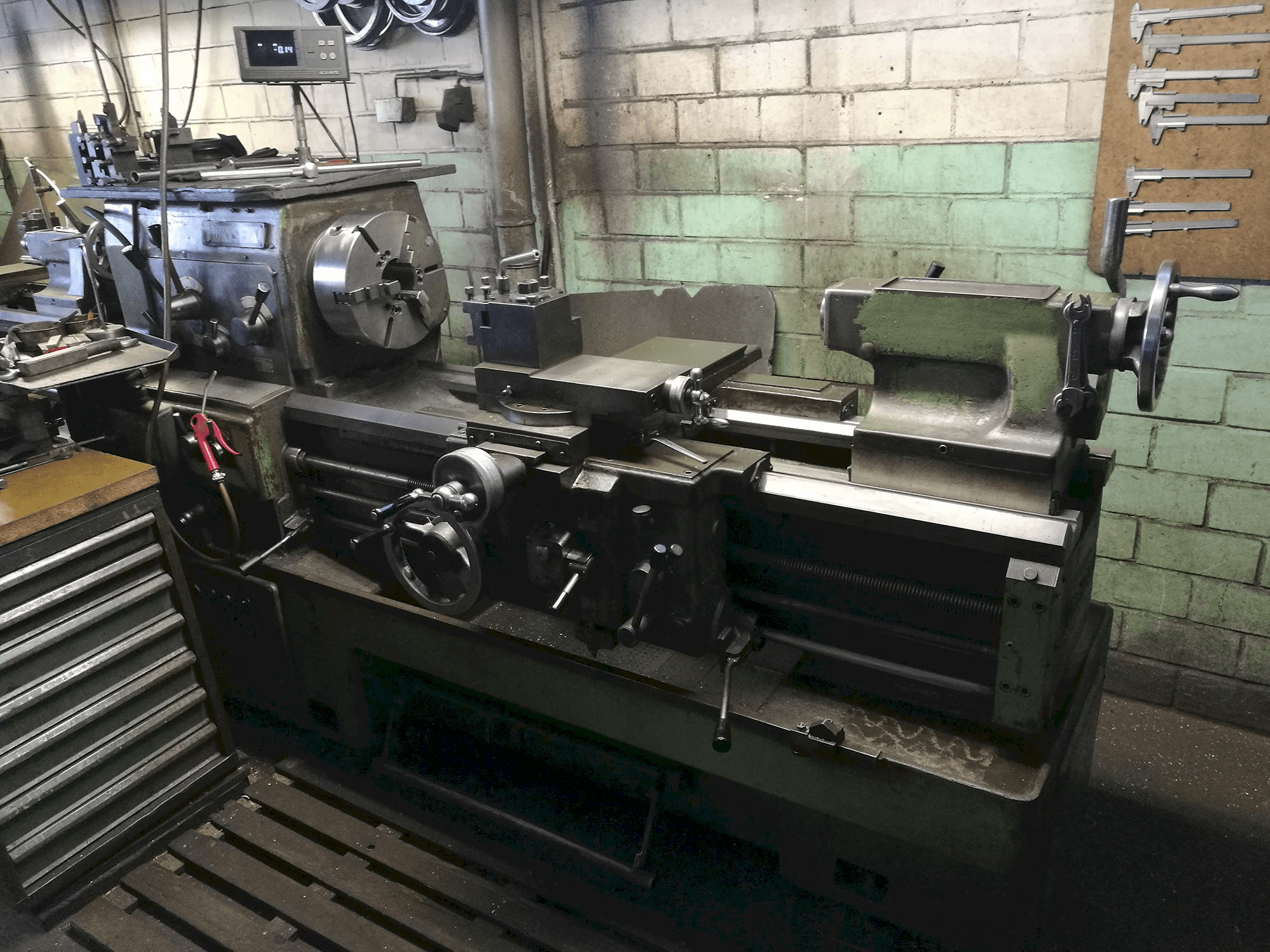 Makine MORI SEIKI MR 1000 - Sağdan görünüm