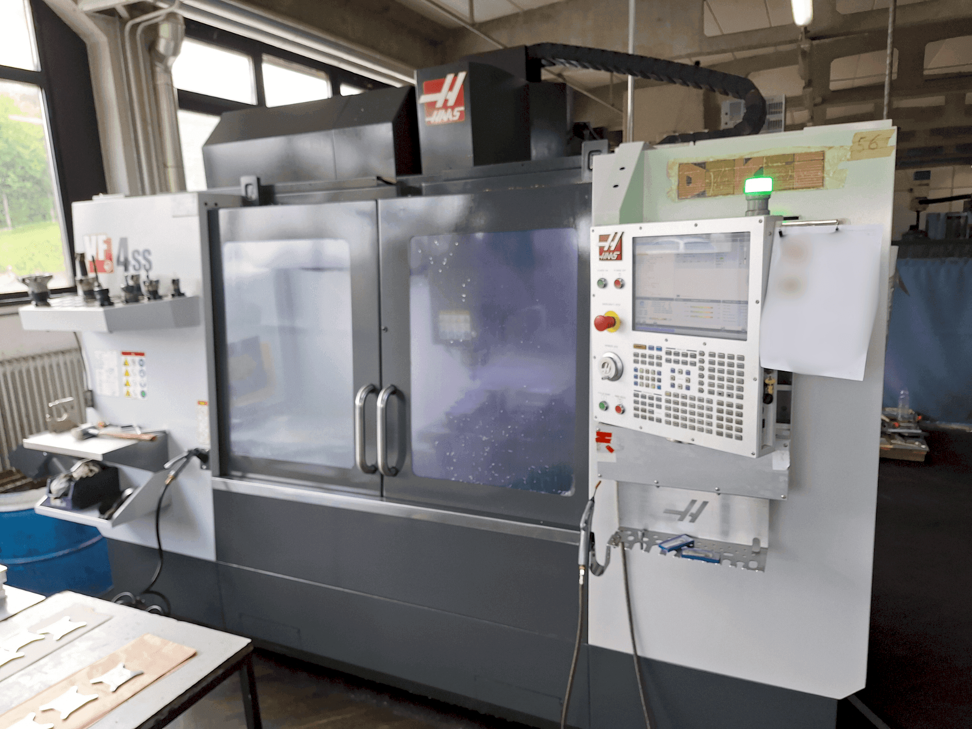 Makine HAAS VF-4SS - Önden görünüm